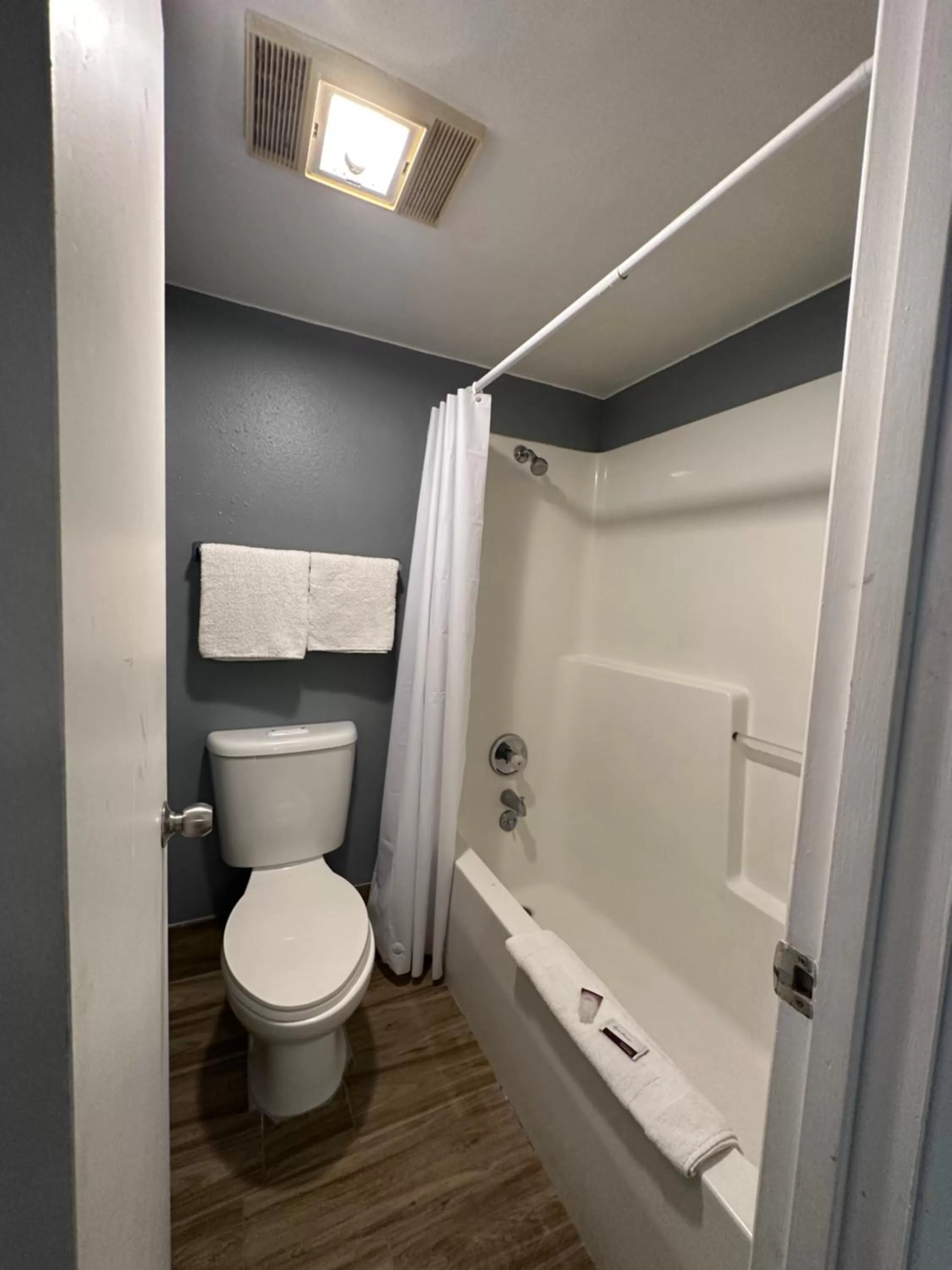 Shower in HillView Inn at Six Flags Fiesta