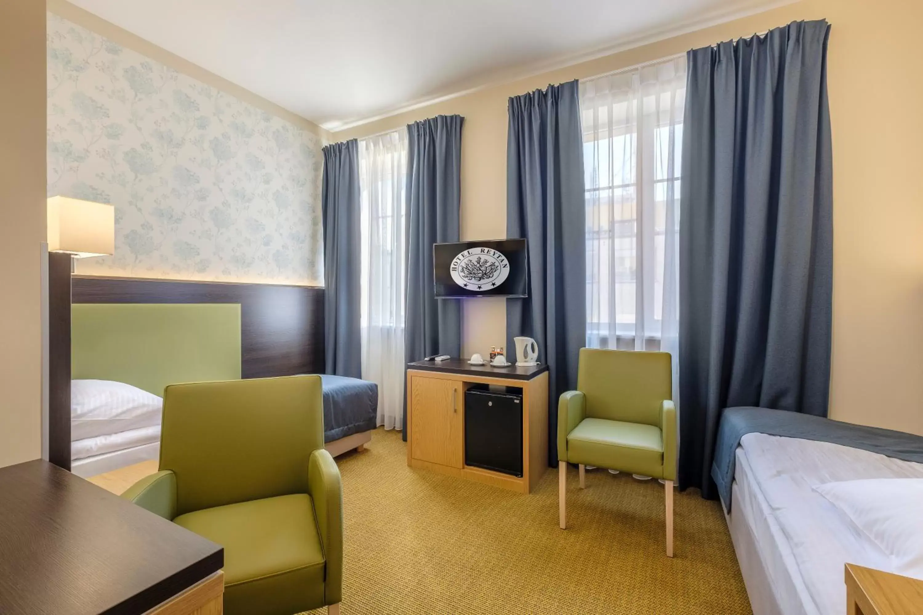 Bedroom, Seating Area in Hotel Reytan