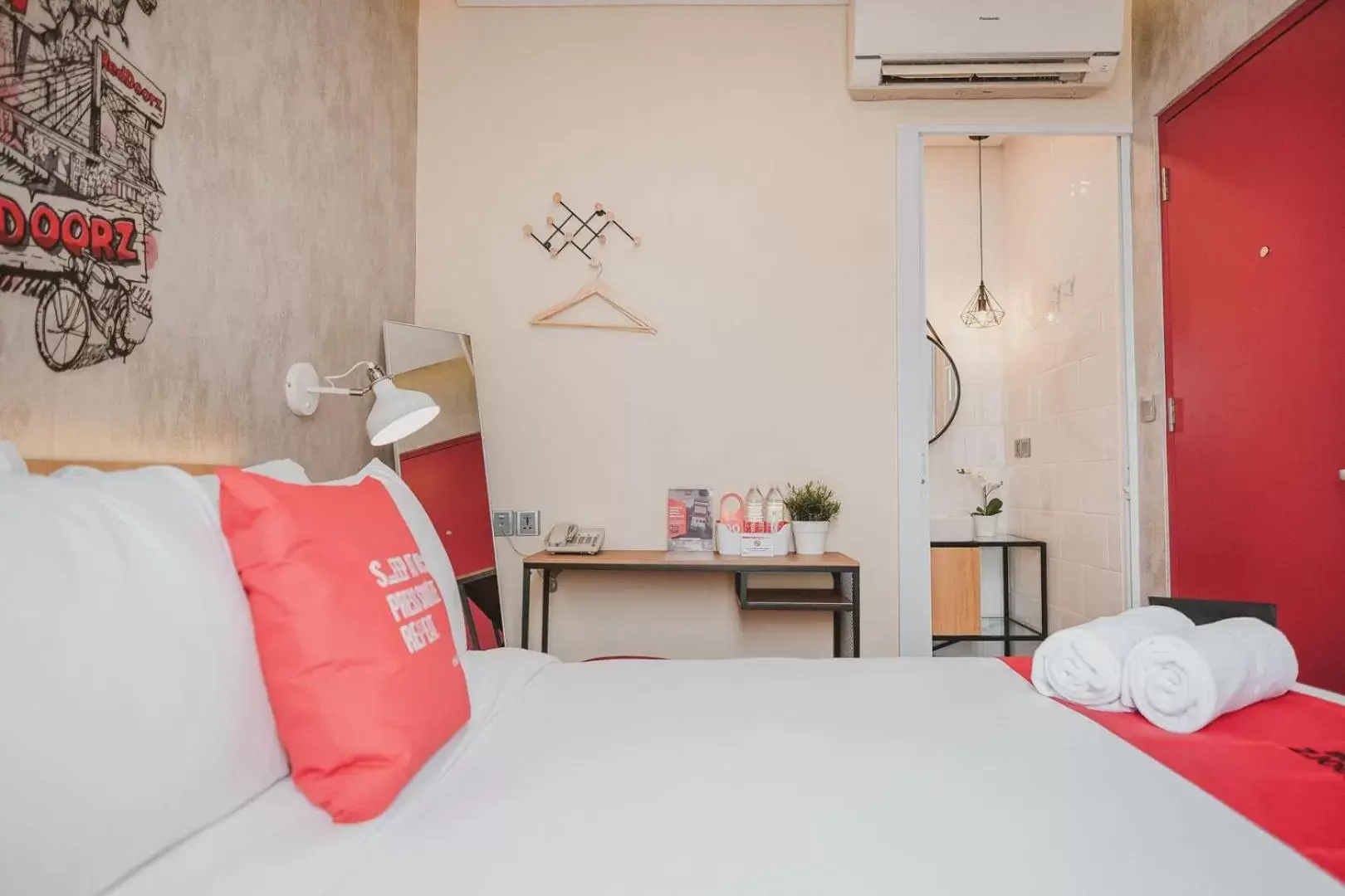 Bedroom, Bed in RedDoorz Plus @ Thamrin Bedroom, Bed in RedDoorz Plus @ Thamrin