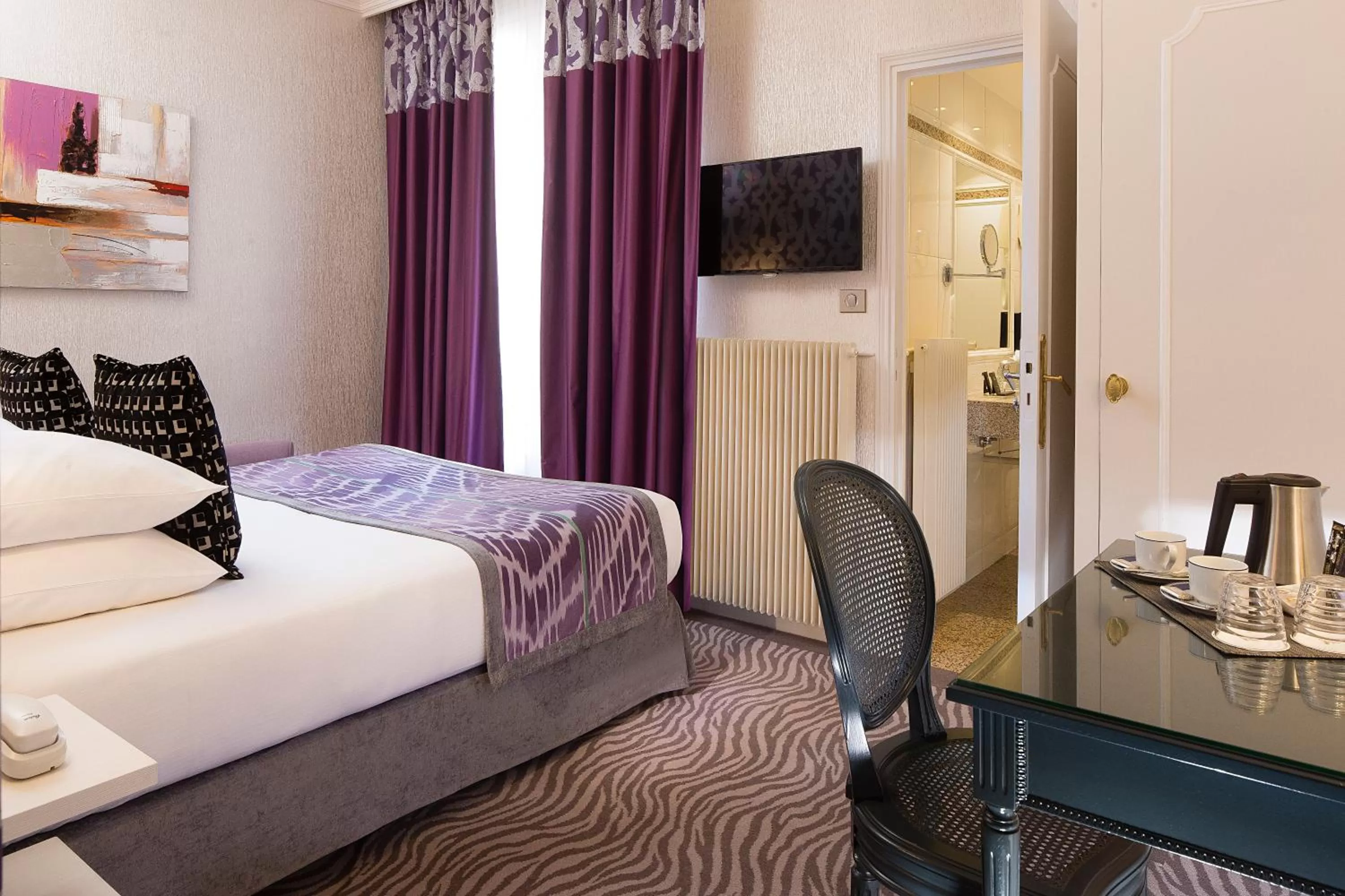 Photo of the whole room, Bed in Hôtel Victor Hugo Paris Kléber