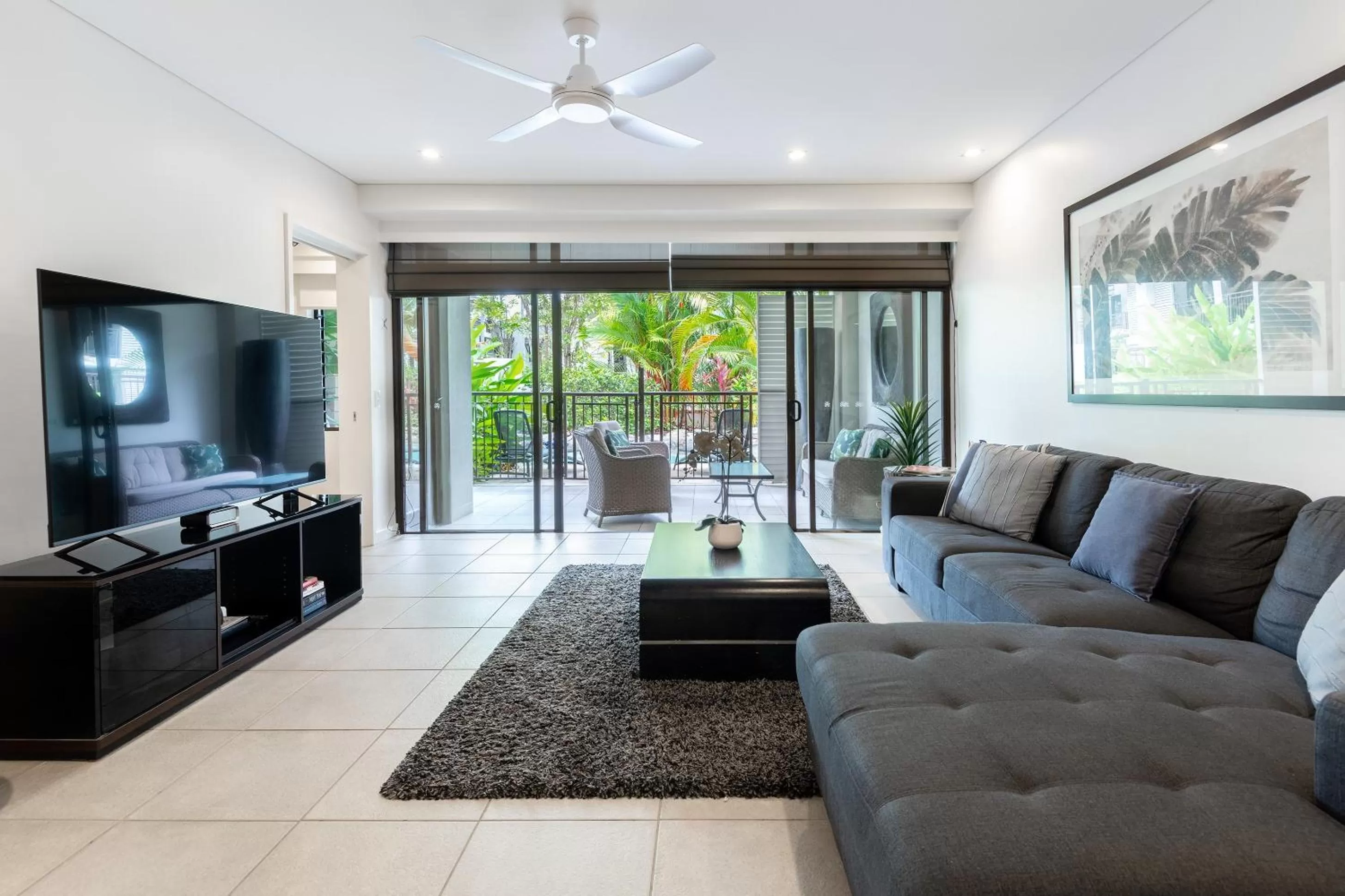 TV and multimedia, Seating Area in Port Douglas Private Apartments in Temple
