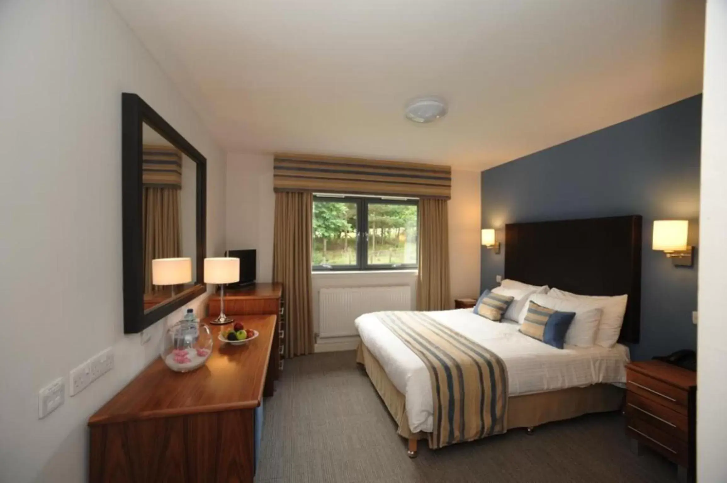 Bed, TV/Entertainment Center in Stirling Court Hotel