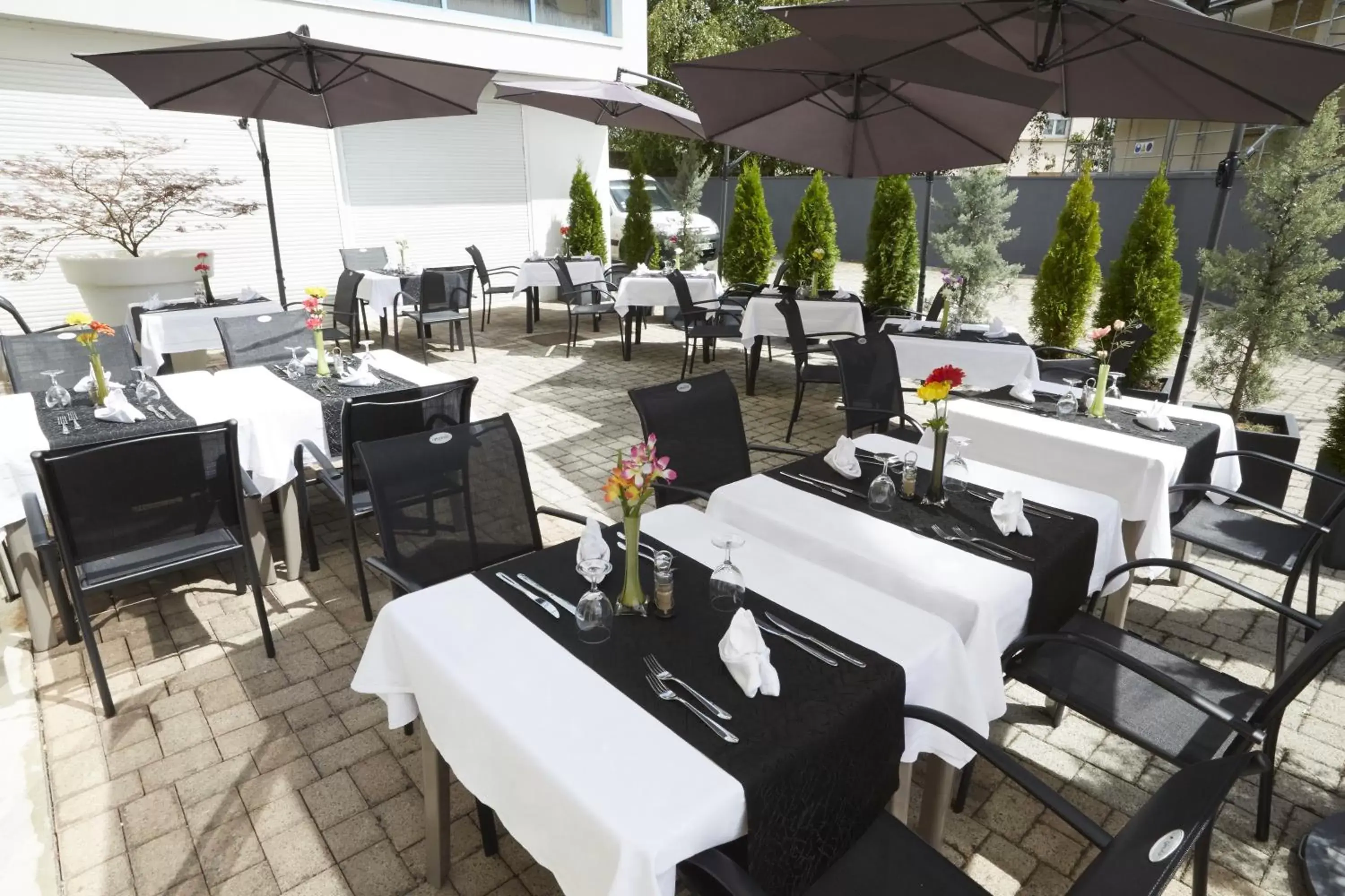 Patio, Restaurant/Places to Eat in Kyriad Montbeliard Sochaux
