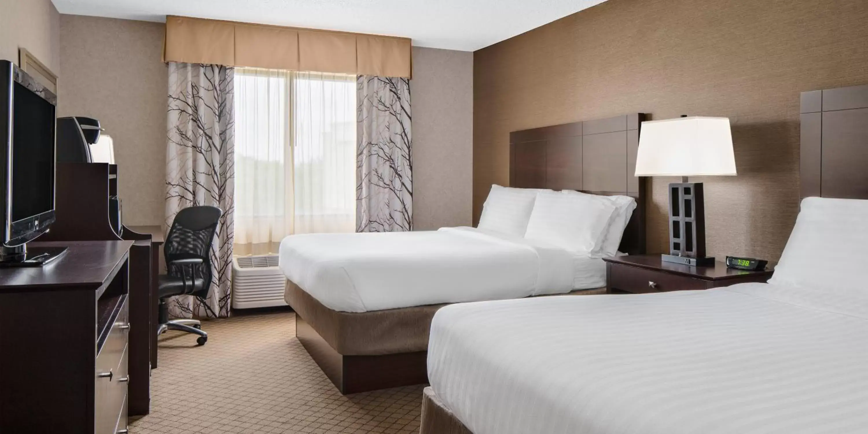 Photo of the whole room, Bed in Holiday Inn Express Grove City - Premium Outlet Mall, an IHG Hotel