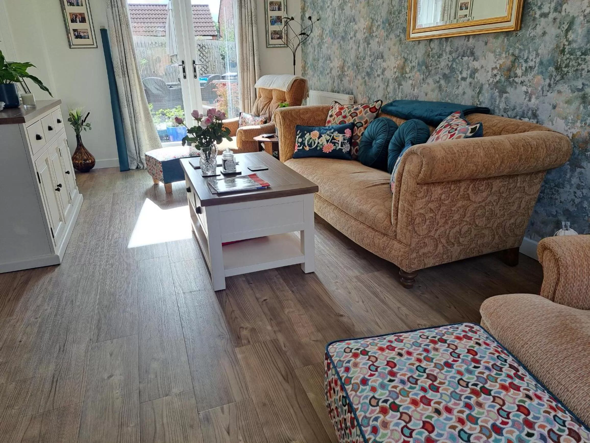 Communal lounge/ TV room, Seating Area in Barbarella's place