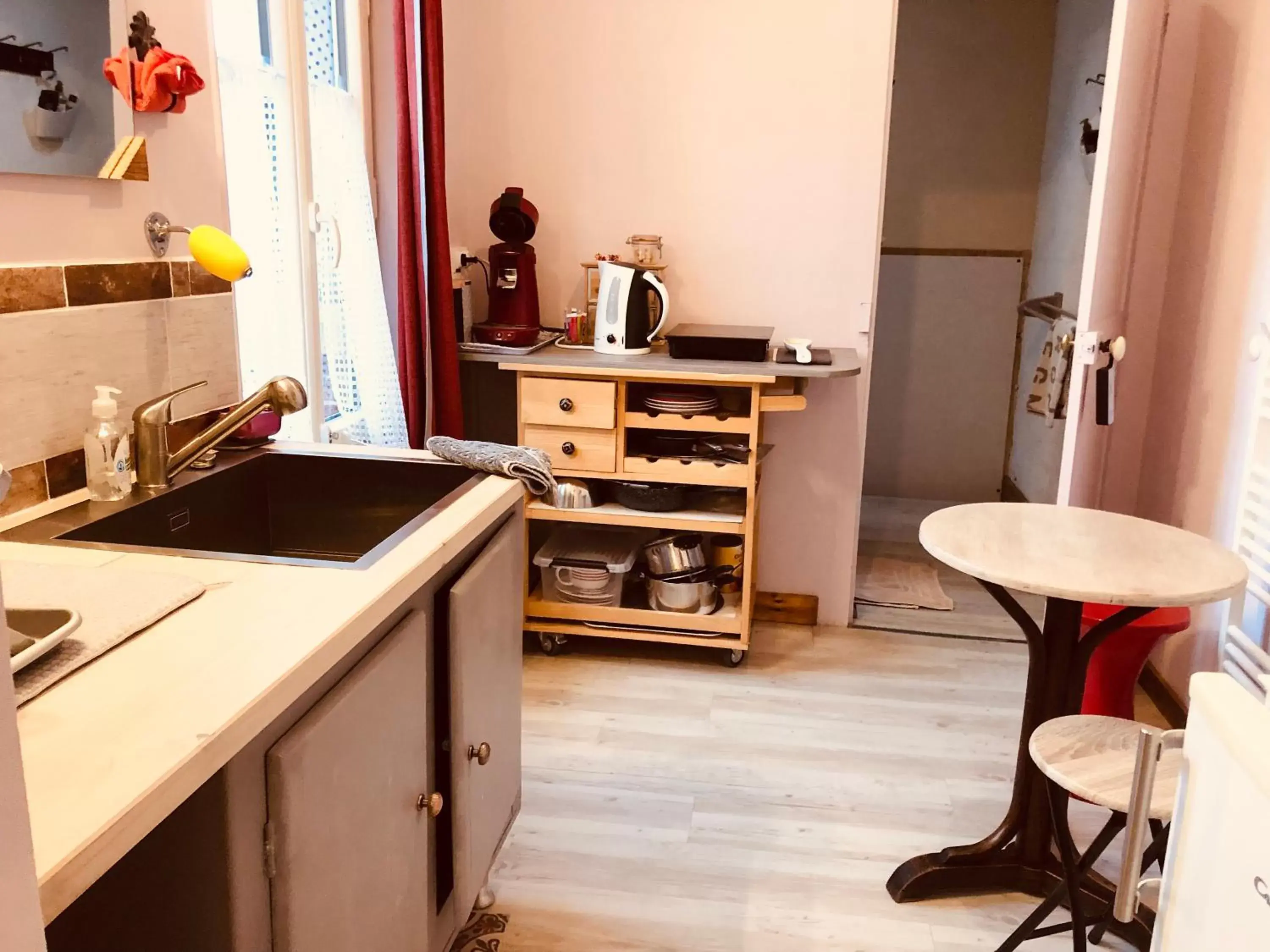 Kitchen or kitchenette, Kitchen/Kitchenette in Chambre-studio Le 42