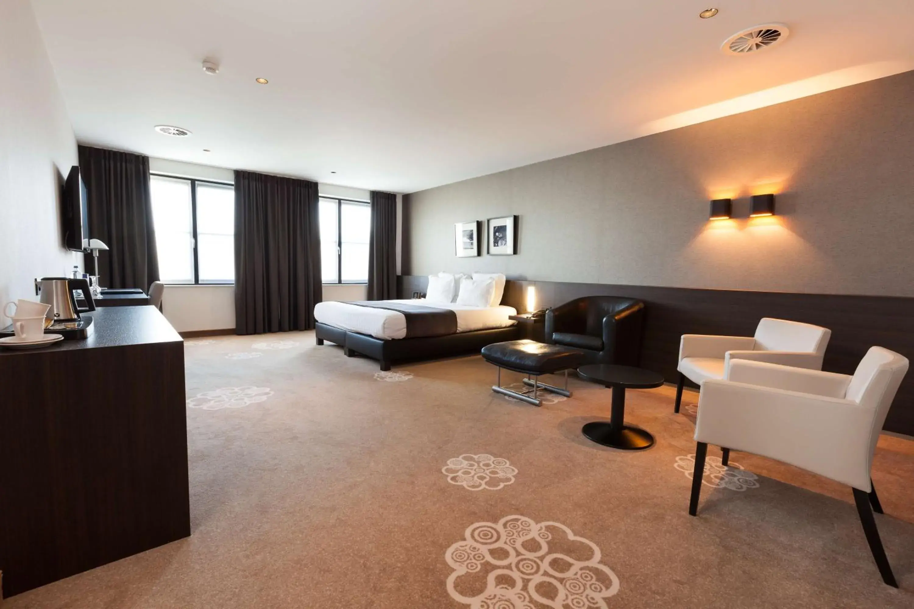 Photo of the whole room, Seating Area in Hotel Restaurant Weinebrugge