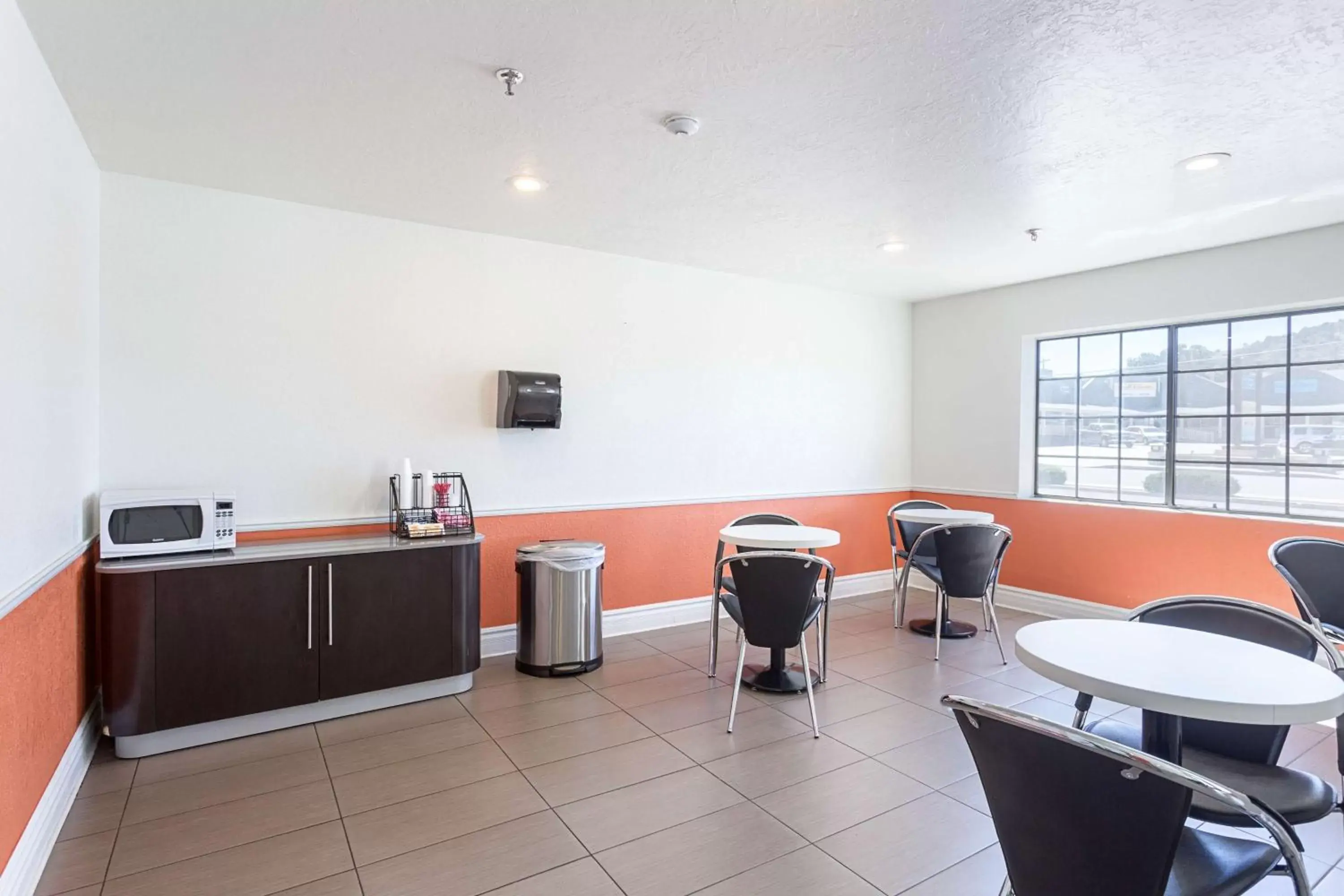 Coffee/tea facilities, Dining Area in Motel 6-Williams, AZ - West - Grand Canyon