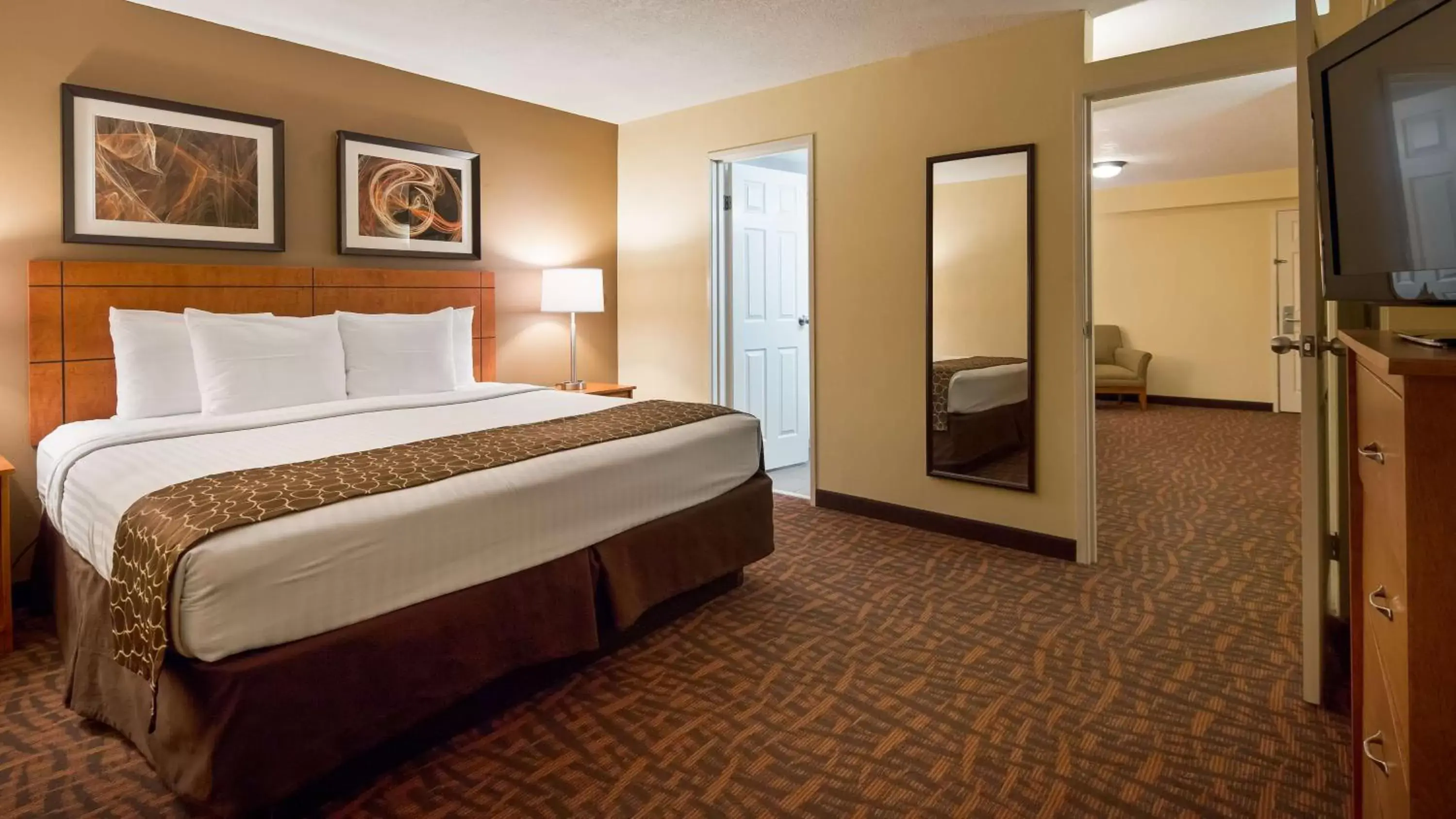 Photo of the whole room, Bed in Best Western Louisville East Inn & Suites