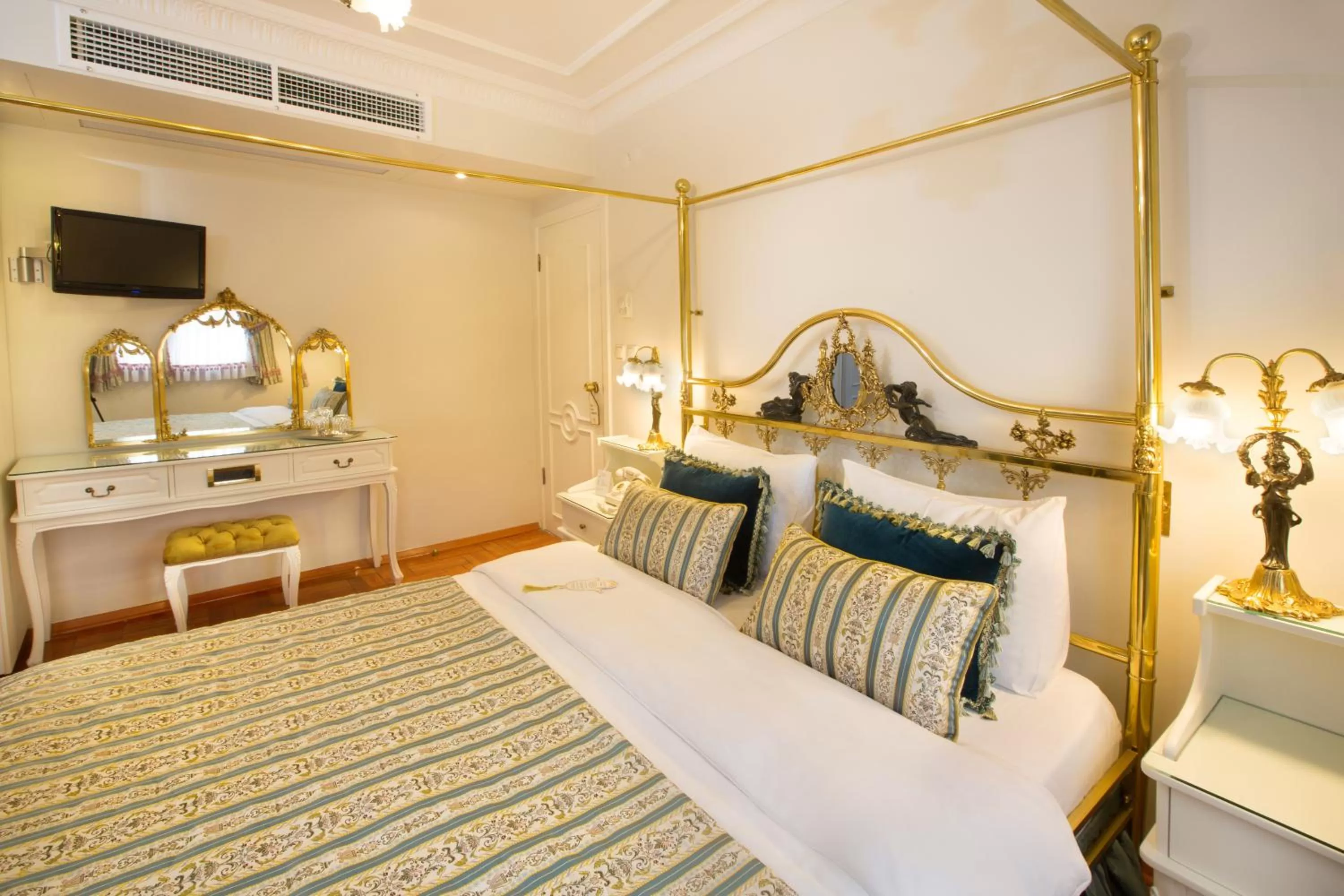 Decorative detail, Bed in Valide Sultan Konagi