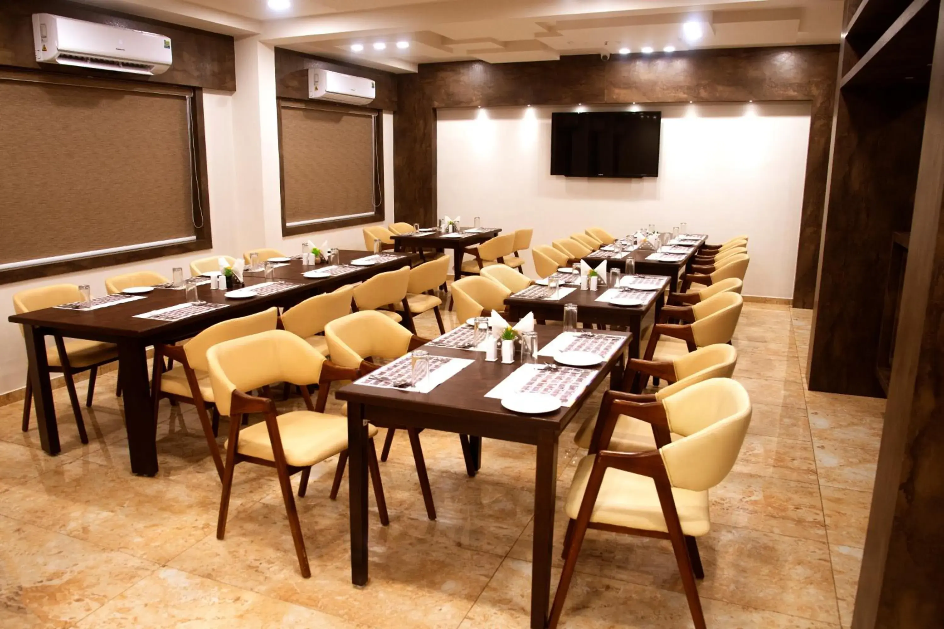 Seating area, Restaurant/Places to Eat in Click Hotel Tulsi