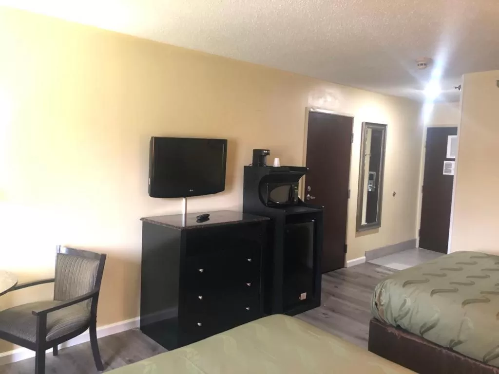 Standard King Room - Non Smoking in Quality Inn & Suites Woodstock near Lake Geneva