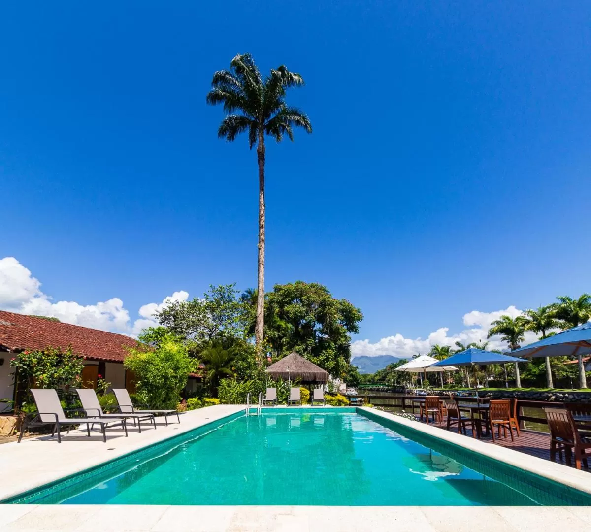 Swimming pool in Pousada Corsario Paraty