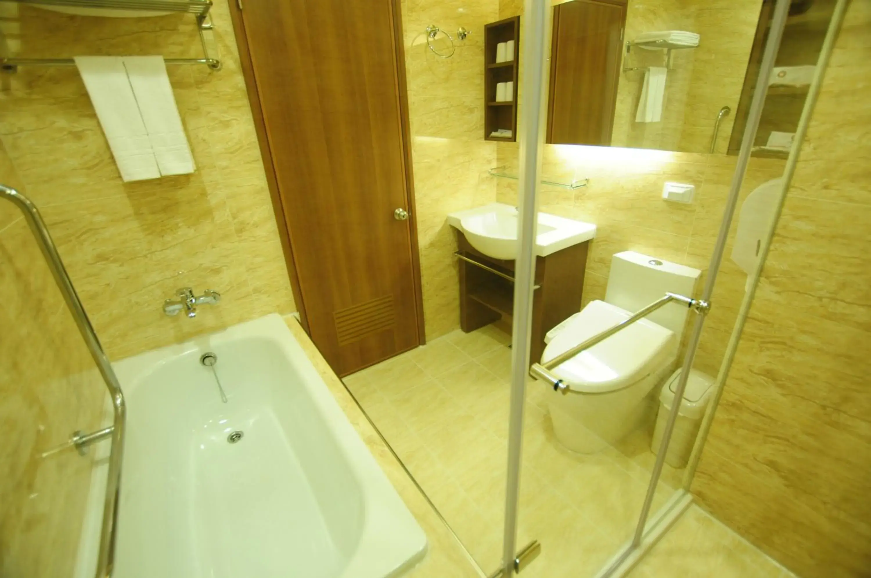 Shower, Bathroom in Kindness Hotel Hualien