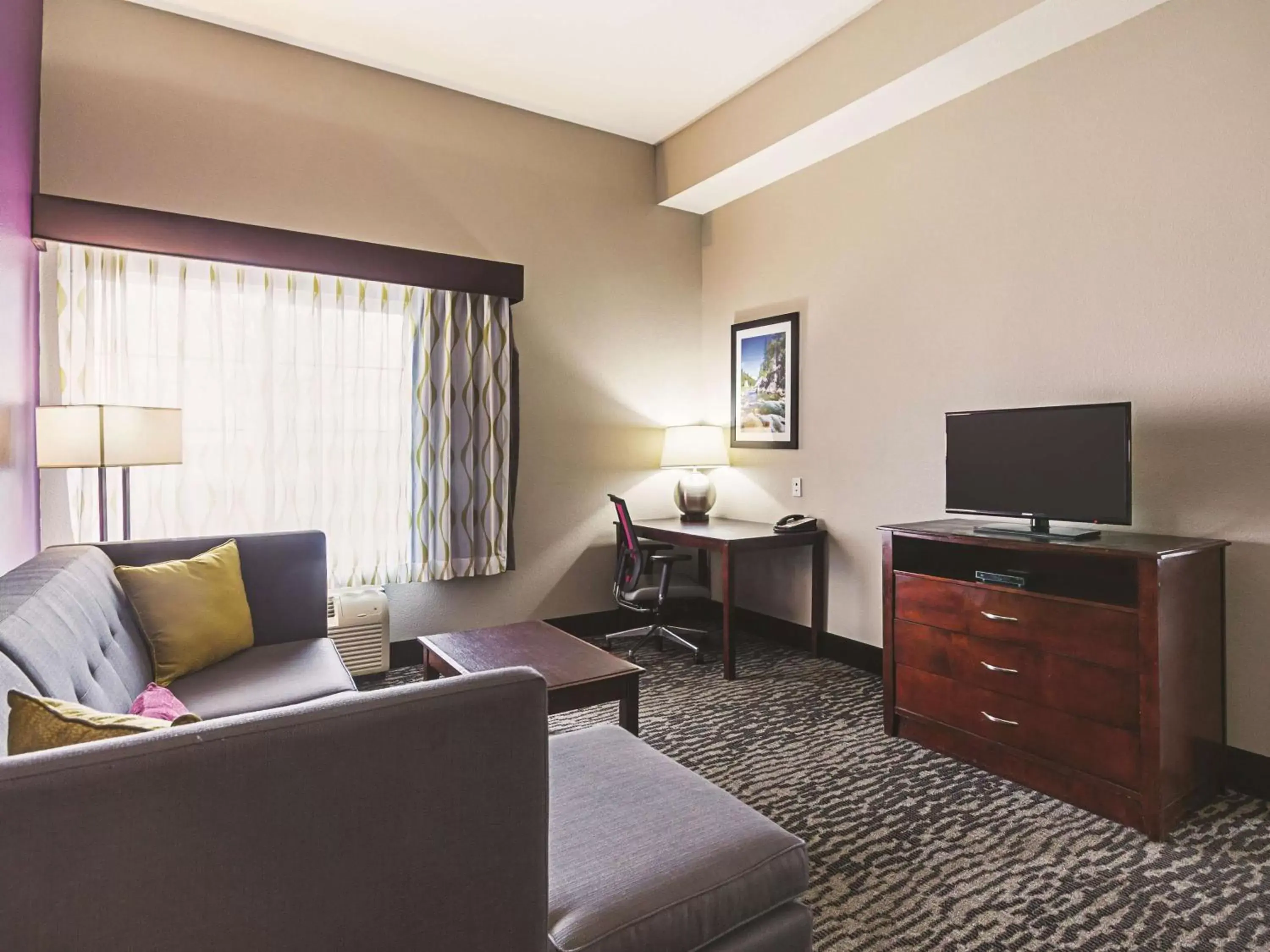 King Suite - Mobility/Hearing Accessible with Bath Tub - Non-Smoking in La Quinta by Wyndham Fresno Northwest King Suite - Mobility/Hearing Accessible with Bath Tub - Non-Smoking in La Quinta by Wyndham Fresno Northwest