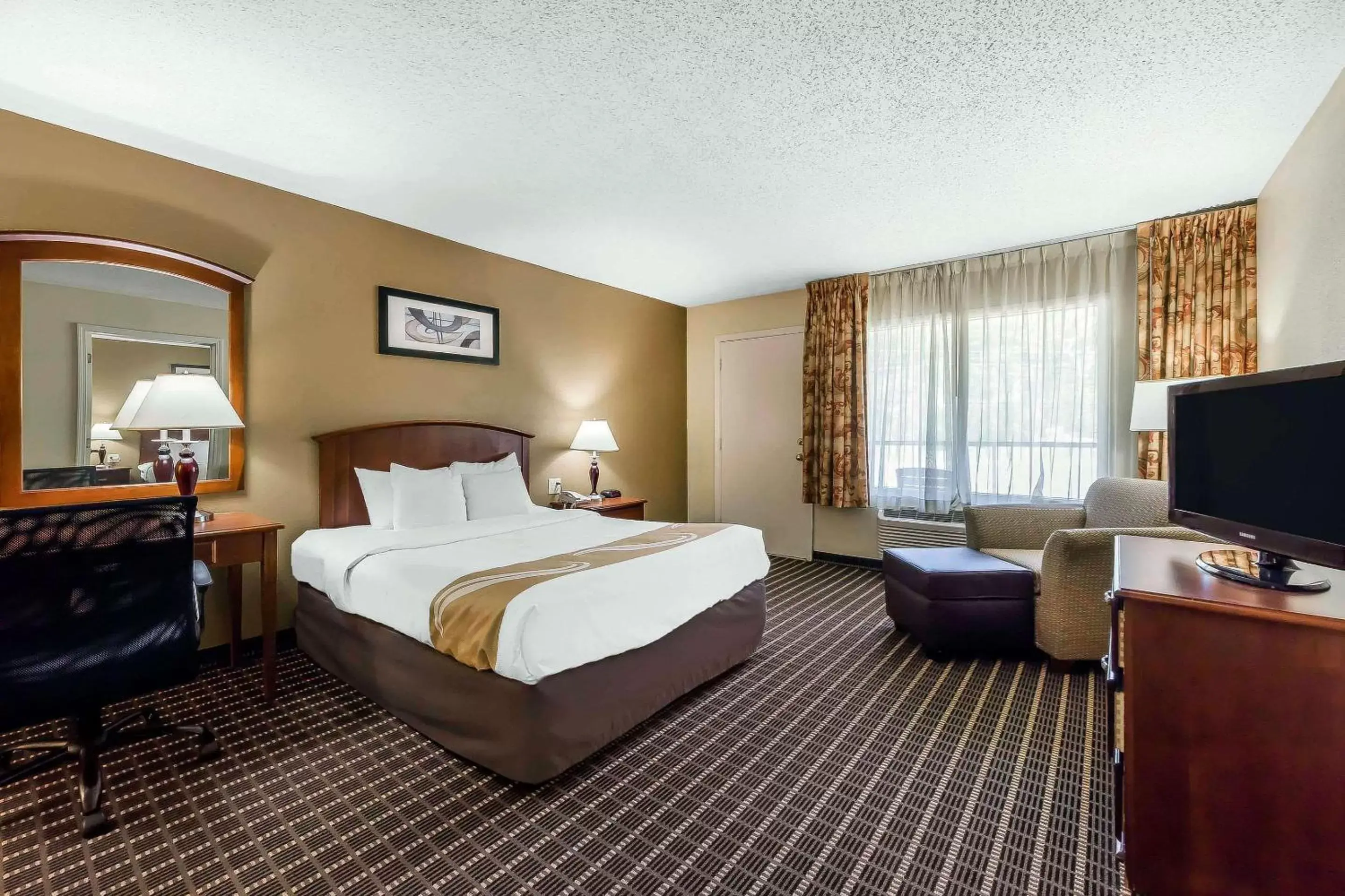 Photo of the whole room, Bed in Quality Inn & Suites Sevierville - Pigeon Forge
