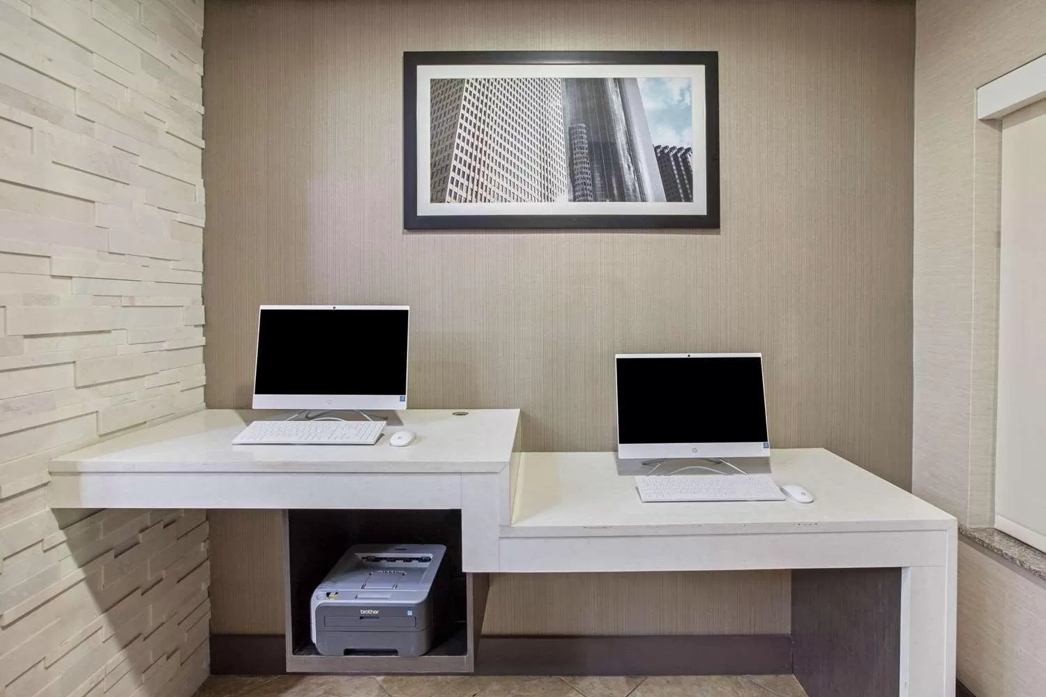 Business facilities in La Quinta by Wyndham Pasadena North