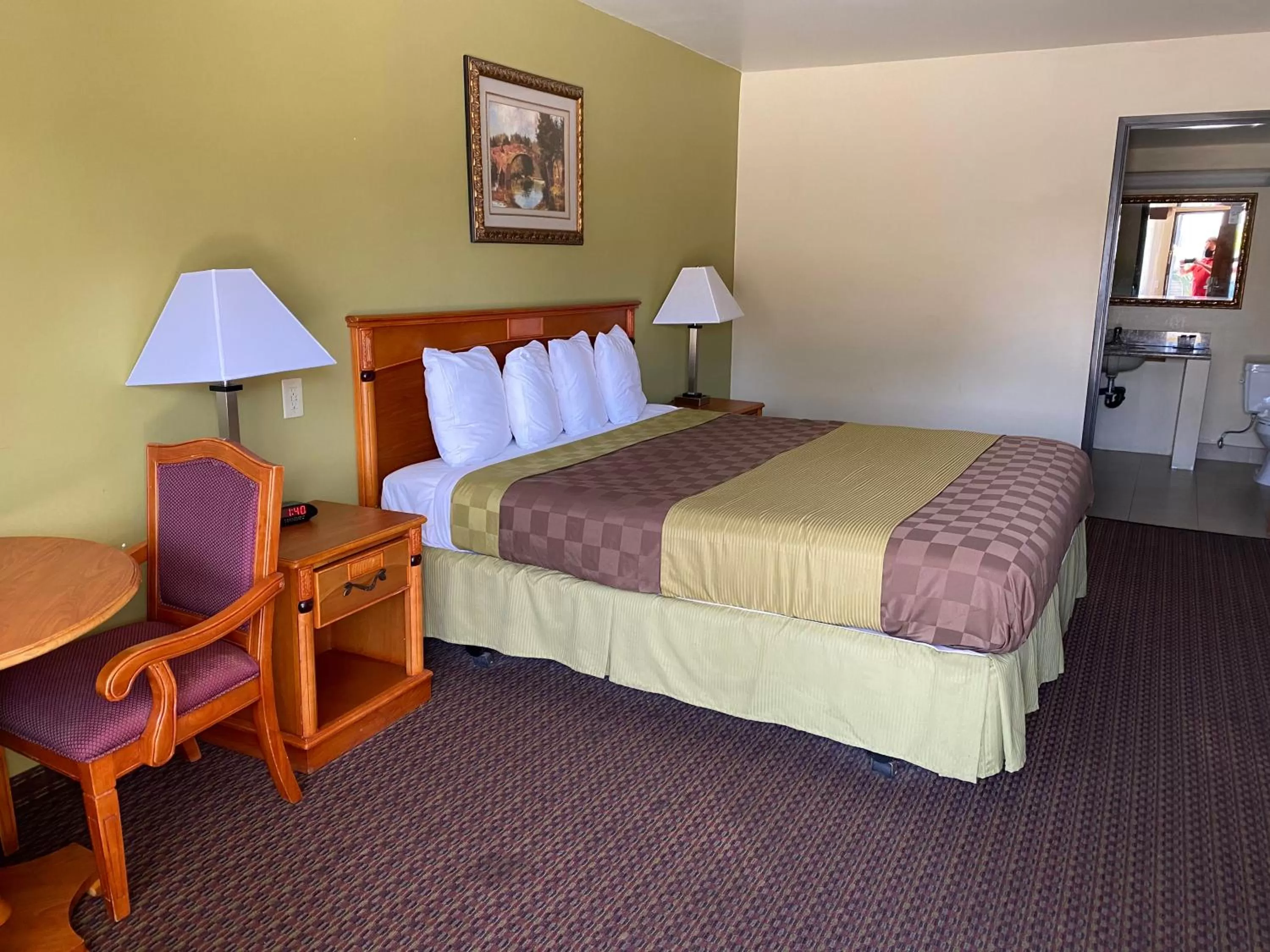 Bedroom, Bed in Chariot Inn Glendale - Pasadena