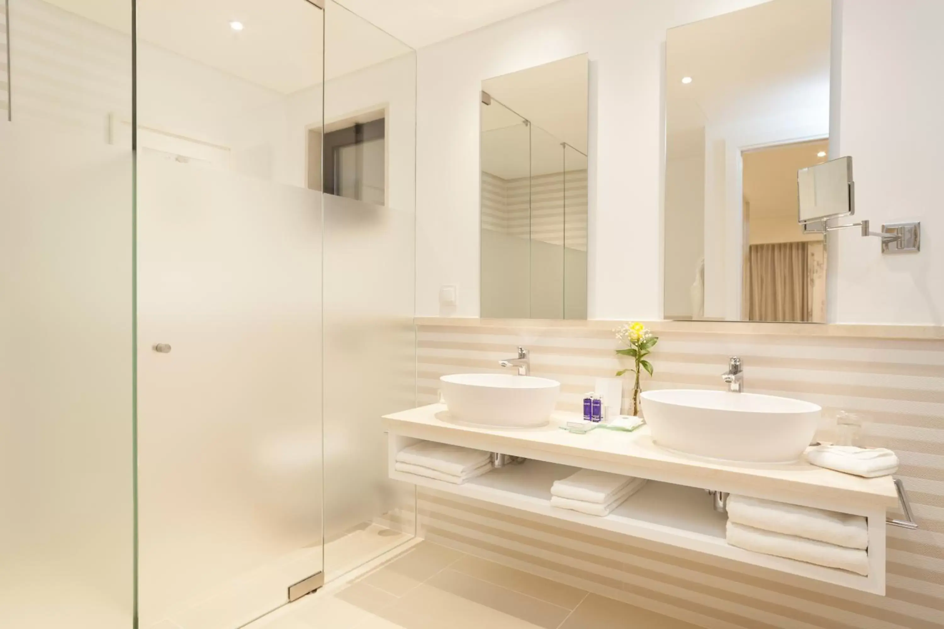 Bathroom in Pine Cliffs Gardens Bathroom in Pine Cliffs Gardens