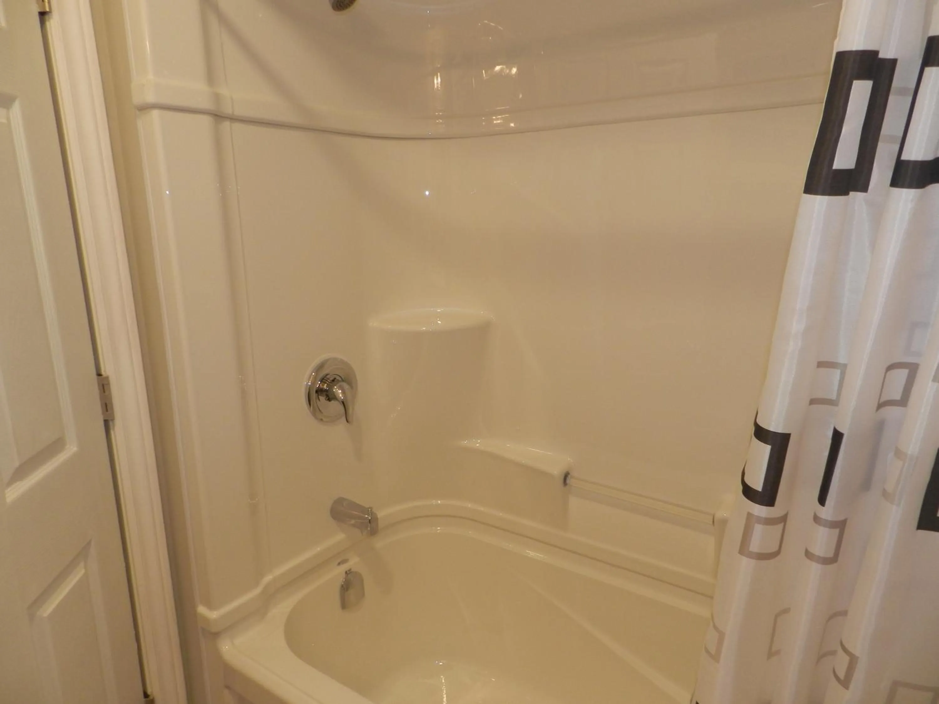 Shower in Kings Inn Near the Falls