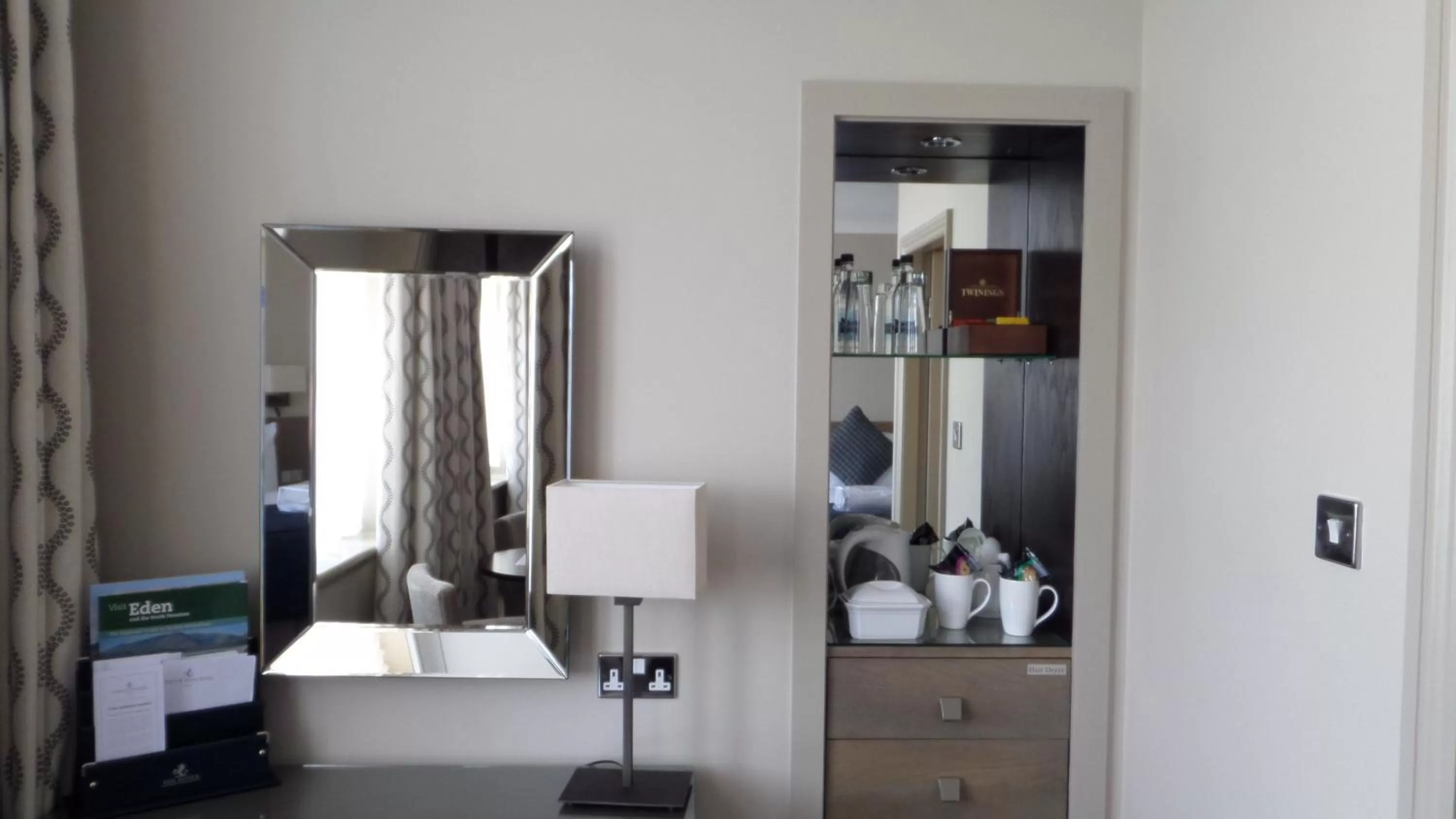 Restaurant/places to eat in Crown & Mitre Hotel