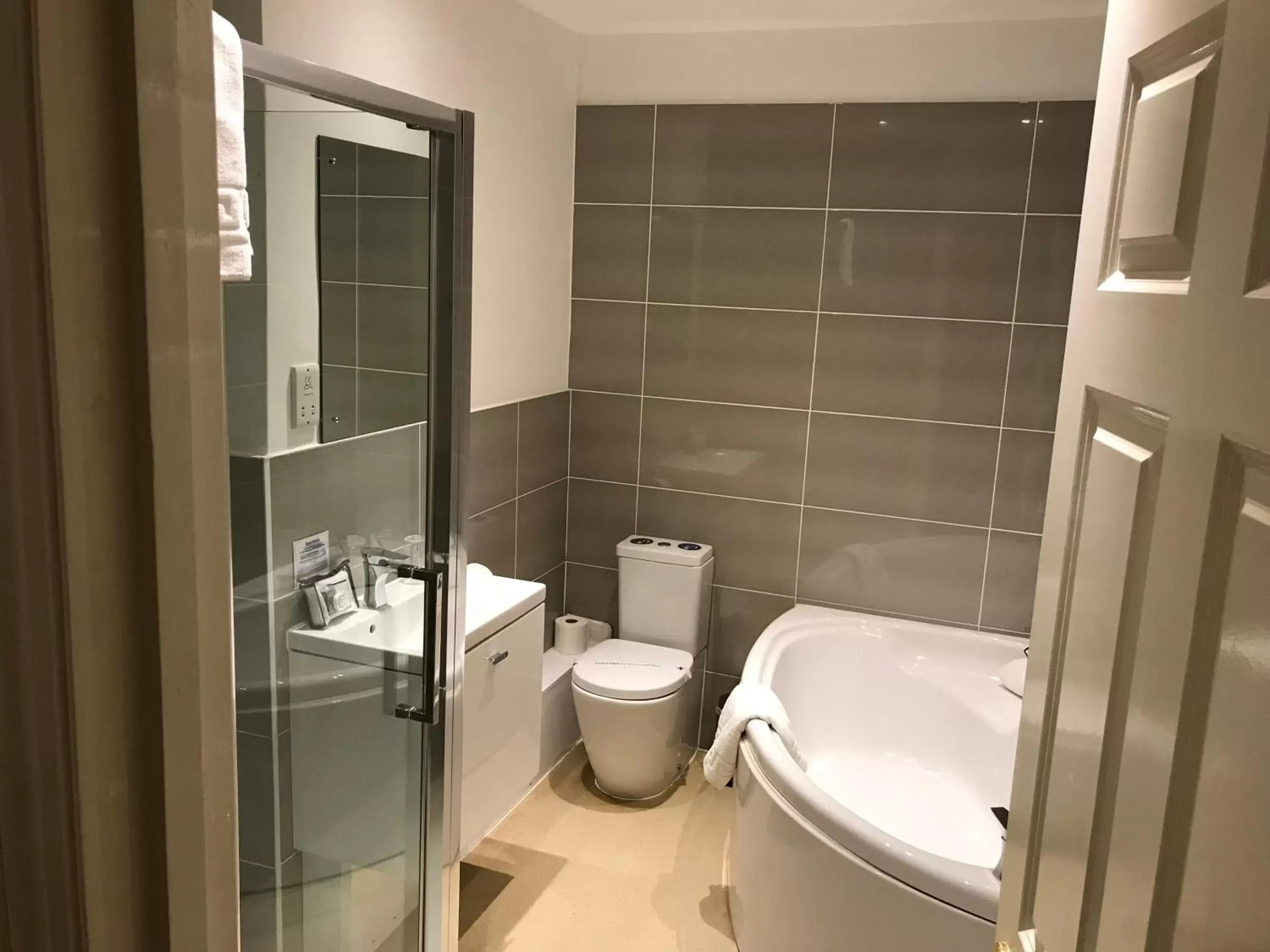 Bathroom in Quorn Grange Hotel