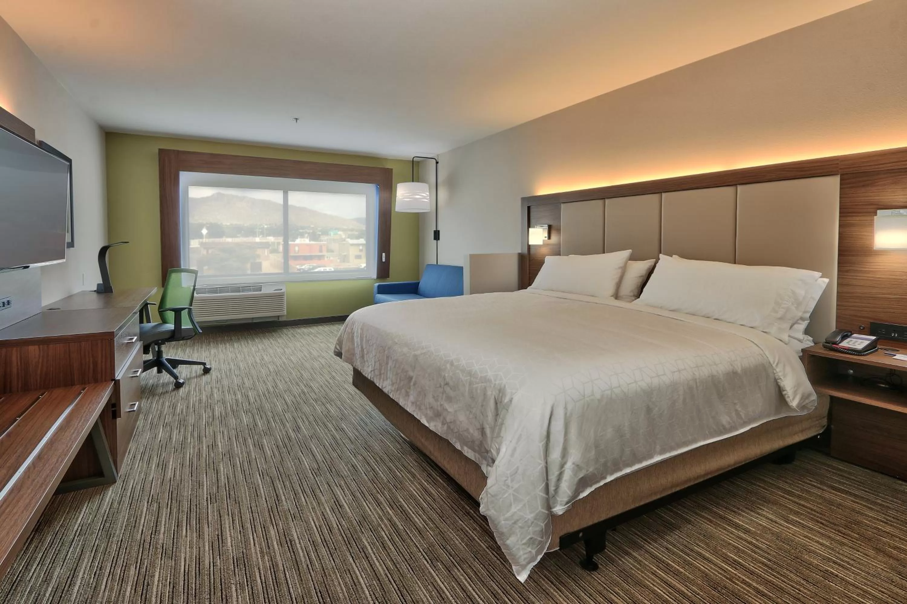 Photo of the whole room, Bed in Holiday Inn Express & Suites - Albuquerque East by IHG