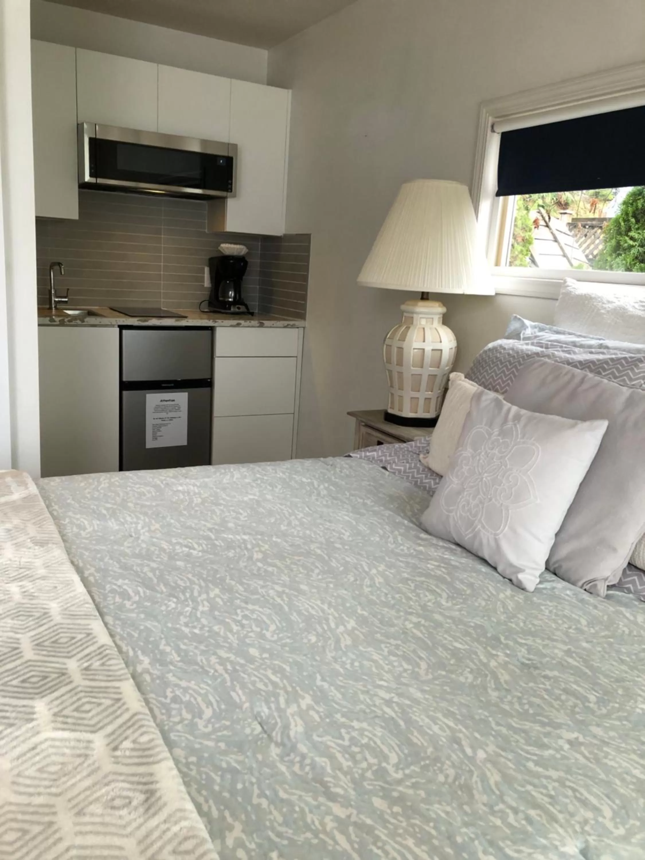 Kitchen or kitchenette, Bed in Qualicum Breeze Beach Resort