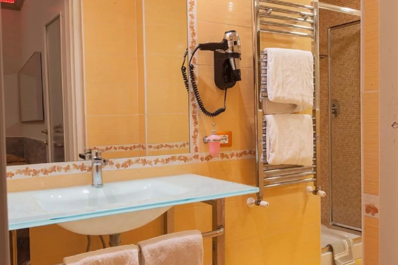 Shower in Hotel Ester