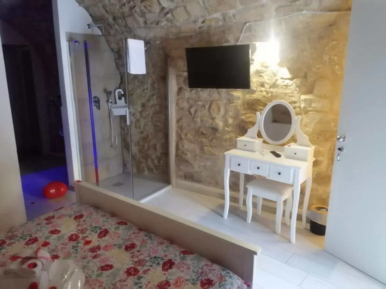 Bed, TV/Entertainment Center in Il Daviduccio ibla