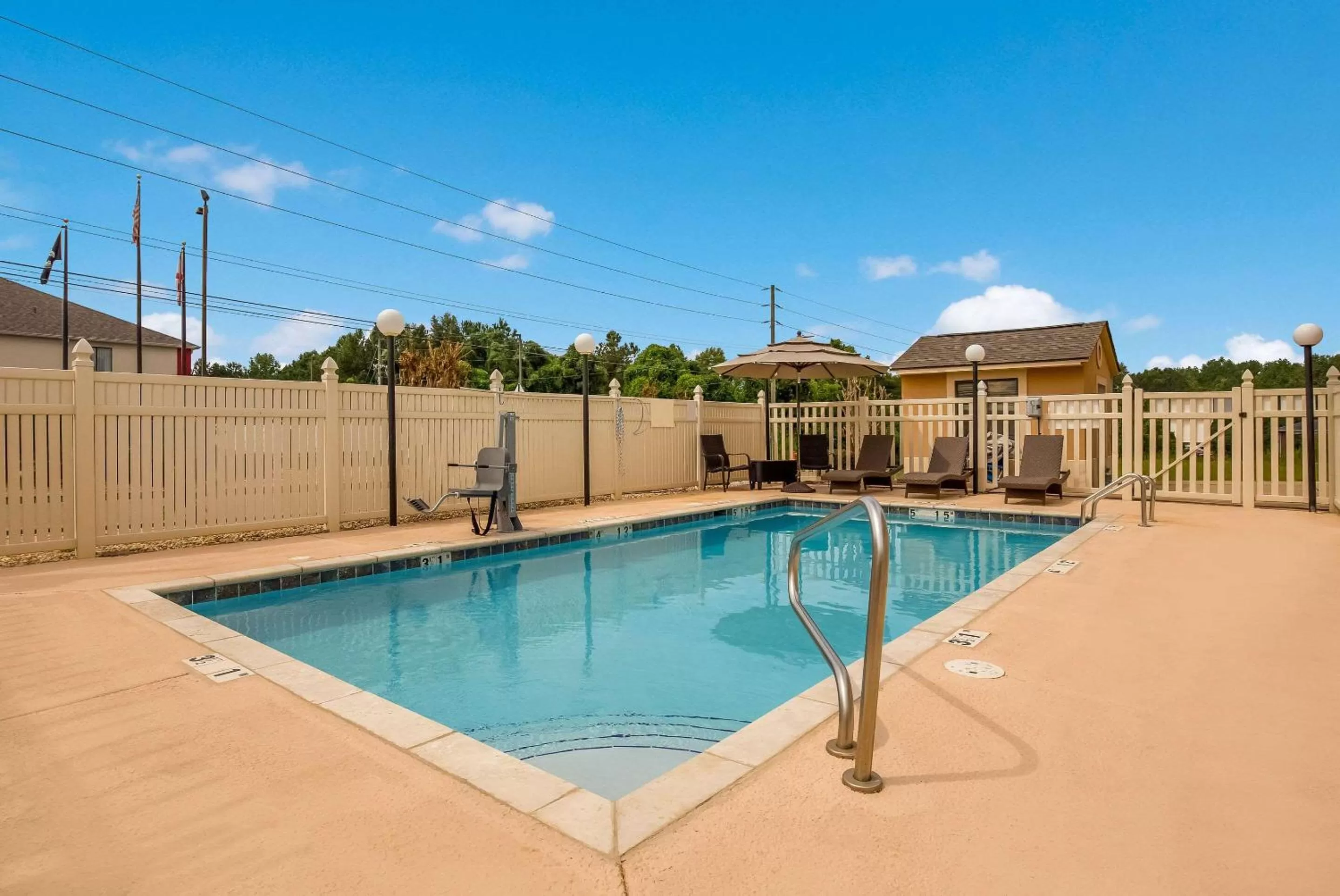 Swimming pool in Quality Inn Thomasville-Northpark