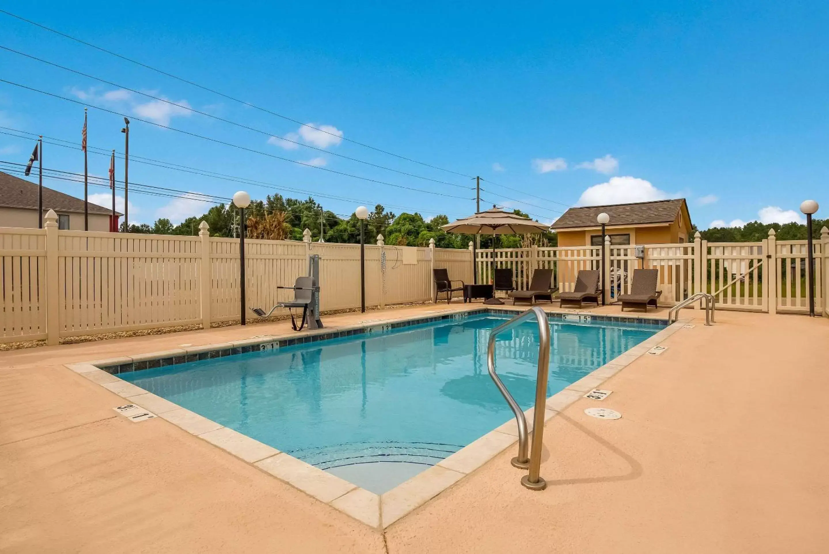 Swimming Pool in Quality Inn Thomasville-Northpark