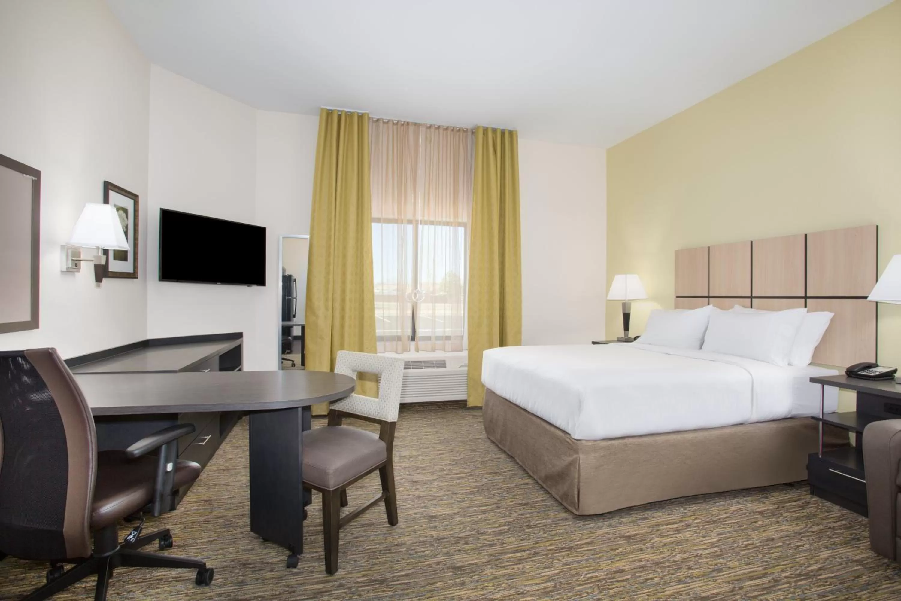 Photo of the whole room, Bed in Candlewood Suites Pueblo by IHG