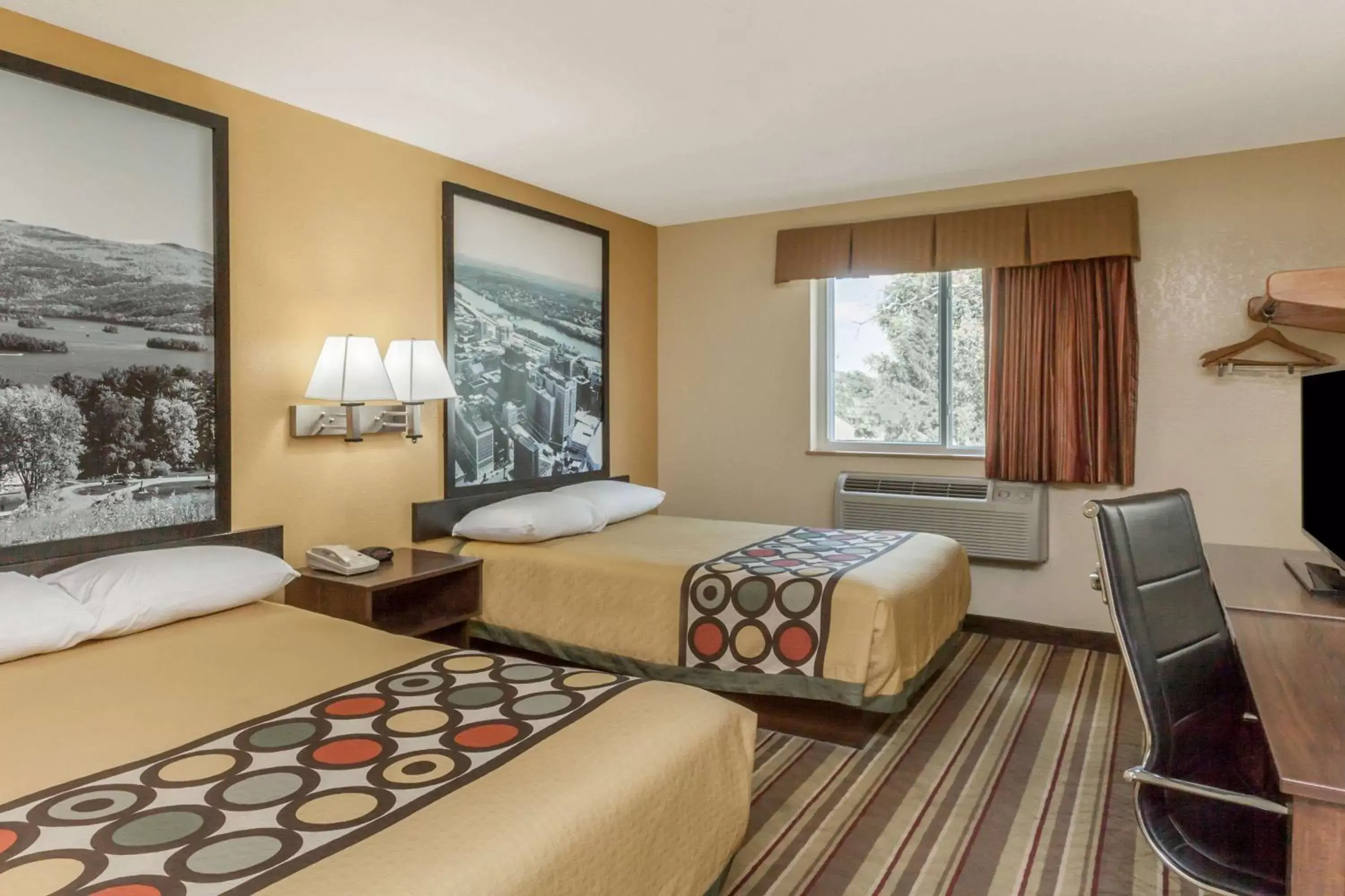 Photo of the whole room, Bed in Super 8 by Wyndham Latham - Albany Airport