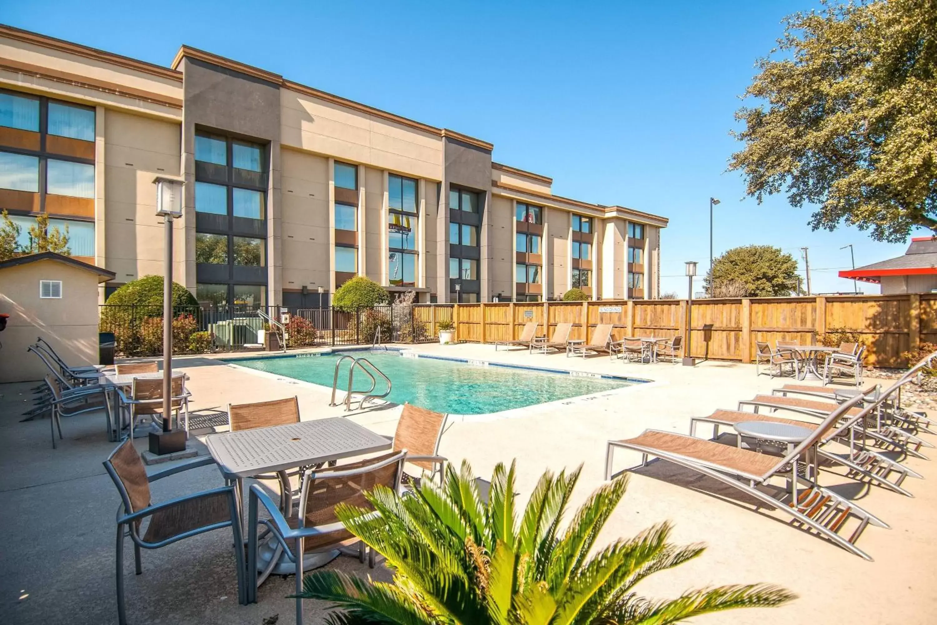 Swimming pool, Property Building in Fairfield Inn & Suites by Marriott Dallas DFW Airport South/Irving