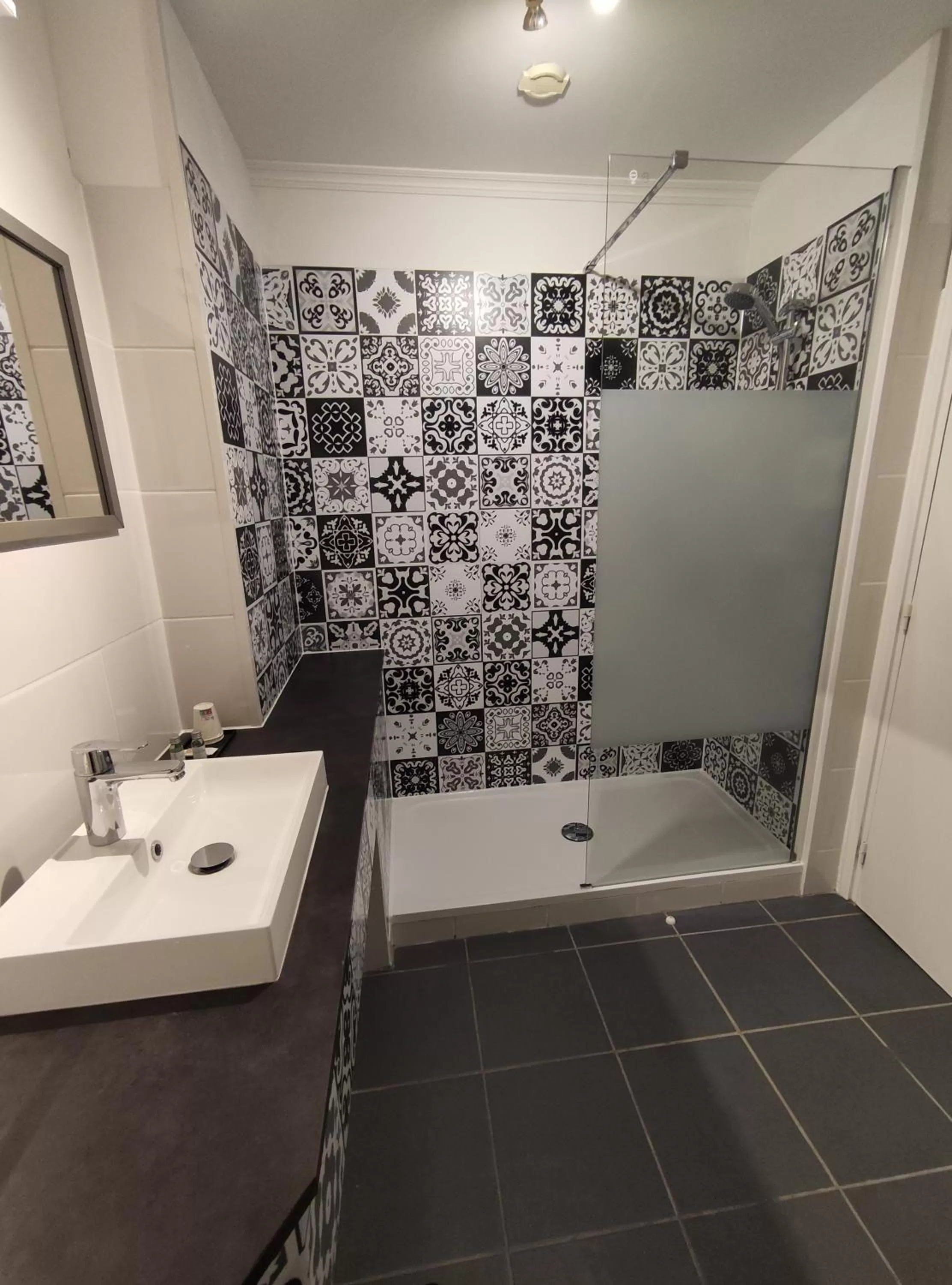 Shower in Le Pavillon Saint-Martin