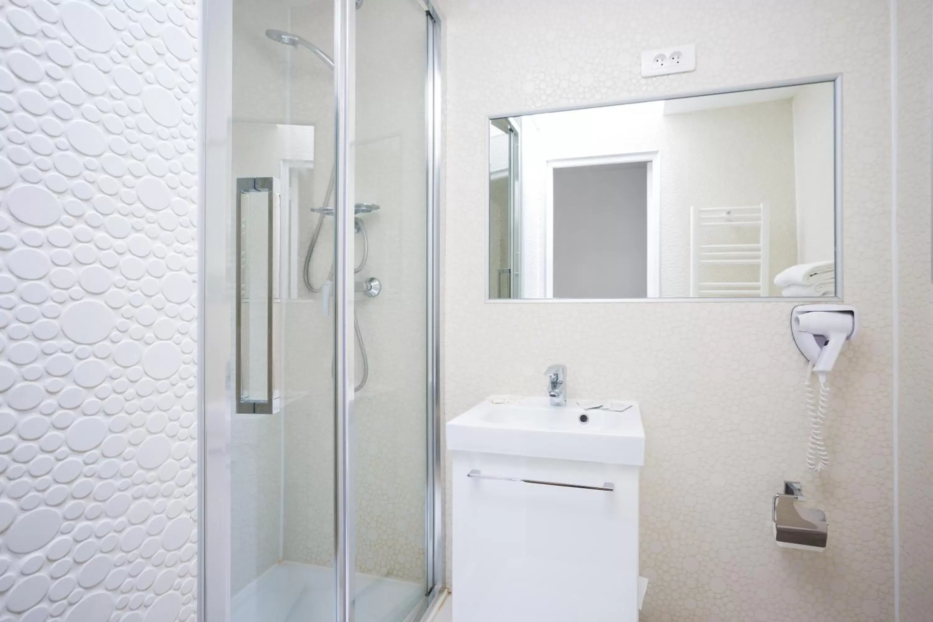 Shower, Bathroom in Hôtel Bonne Nouvelle