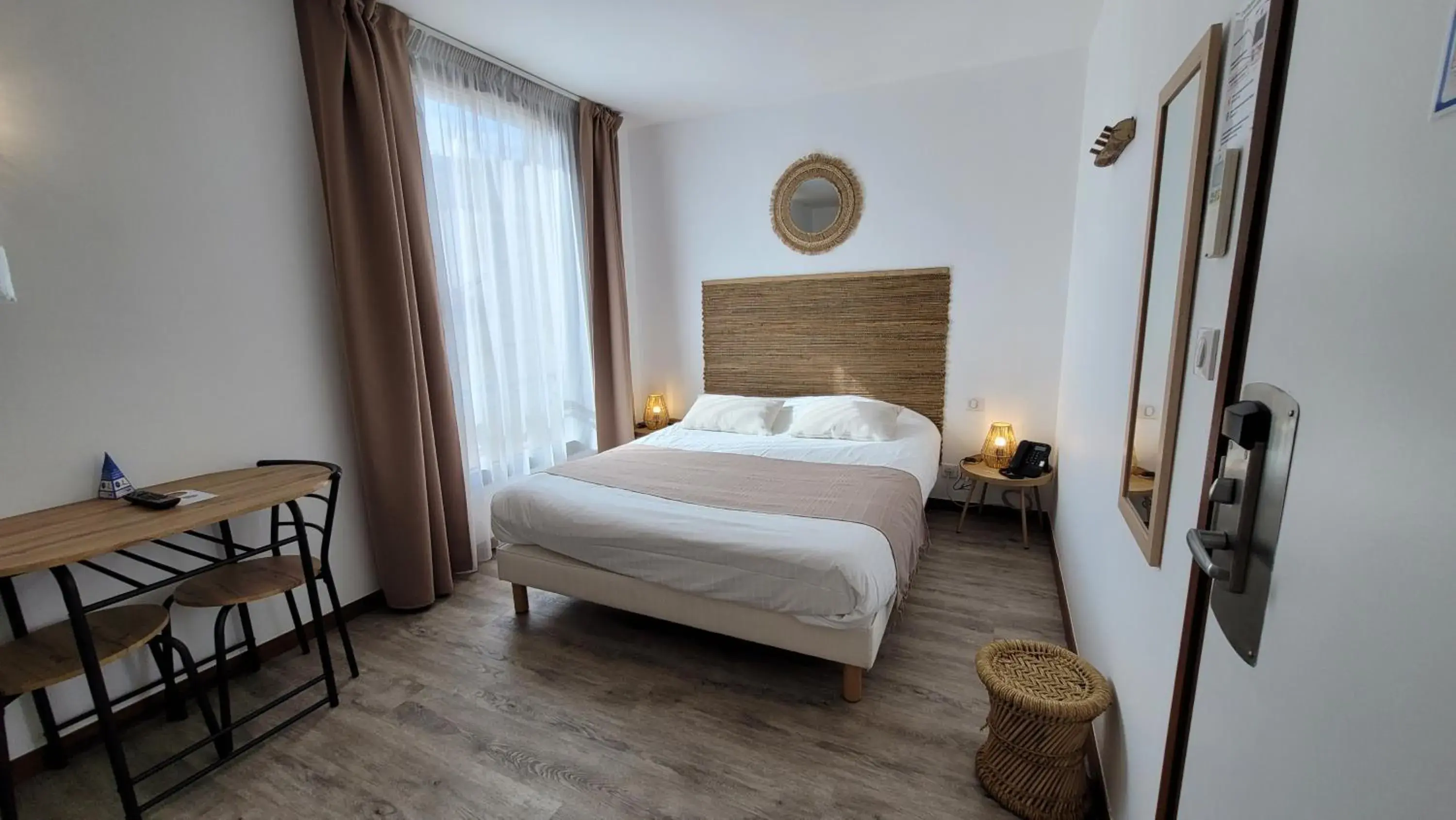 Bedroom, Bed in Hotel Le Valois, Cognac Centre