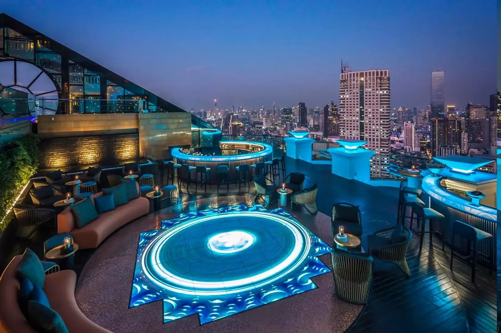 Lounge or bar in Tower Club at lebua