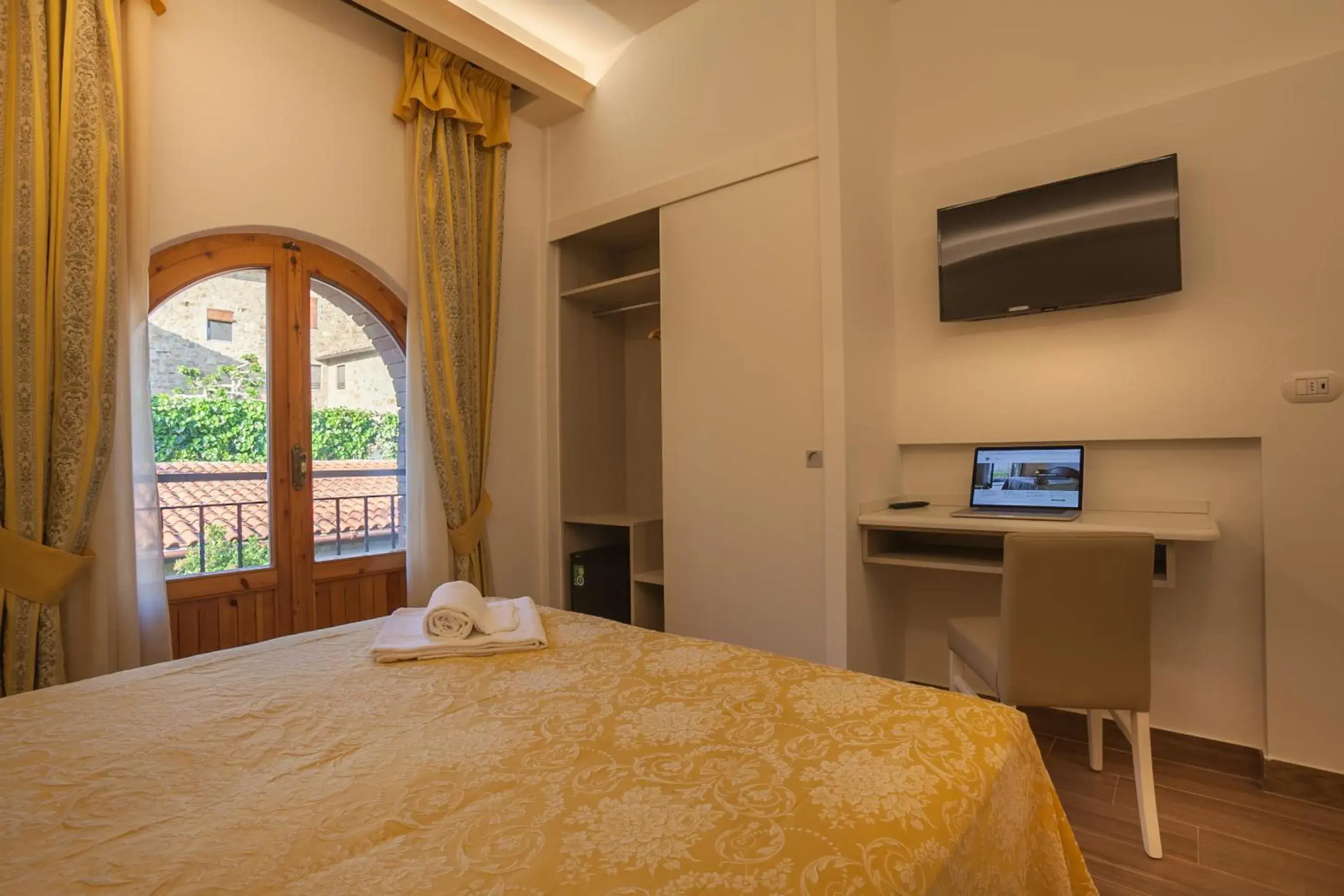 View (from property/room), Bed in Hotel Villa San Giorgio