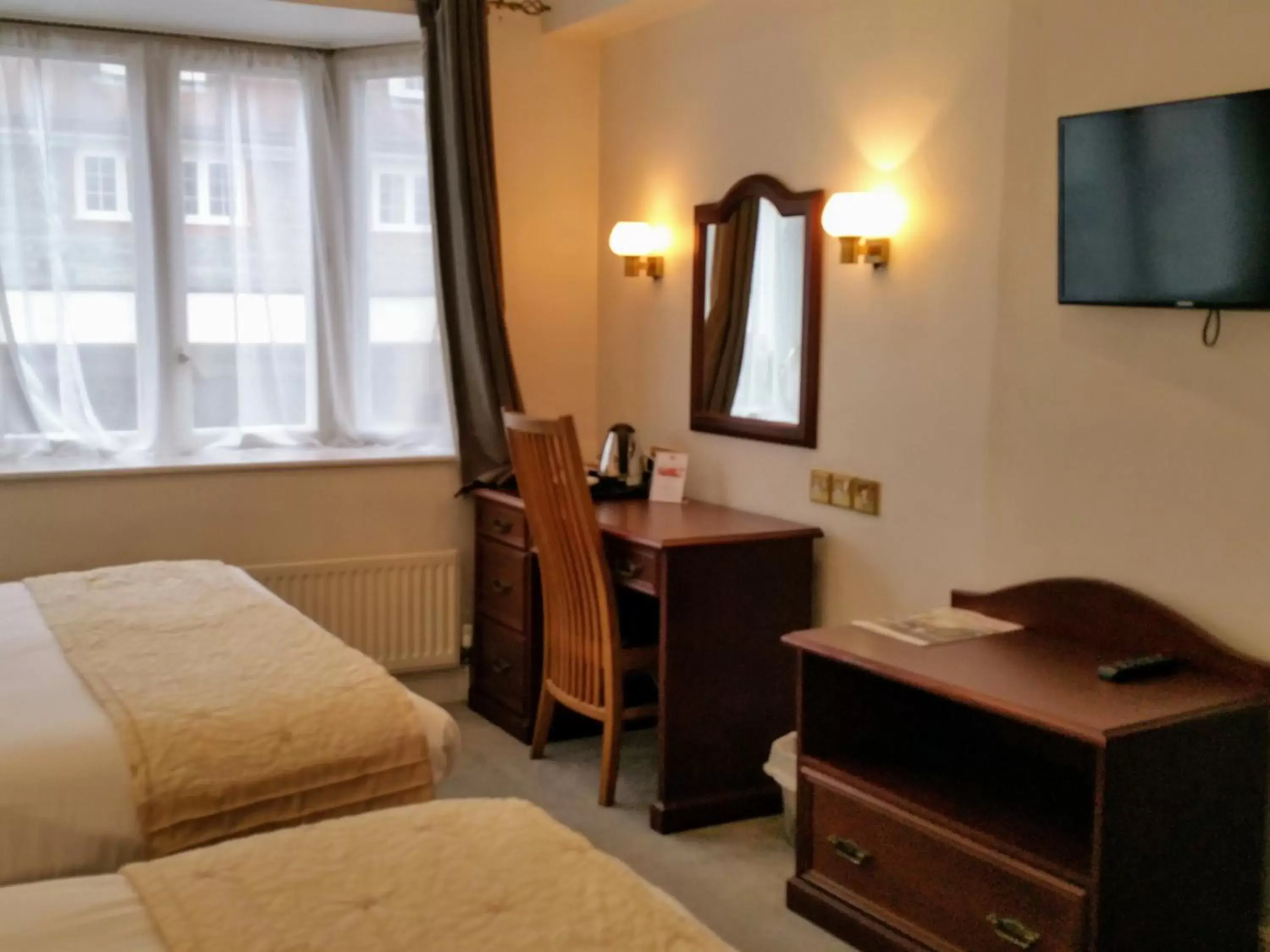 Bedroom, TV/Entertainment Center in The George Hotel Pangbourne