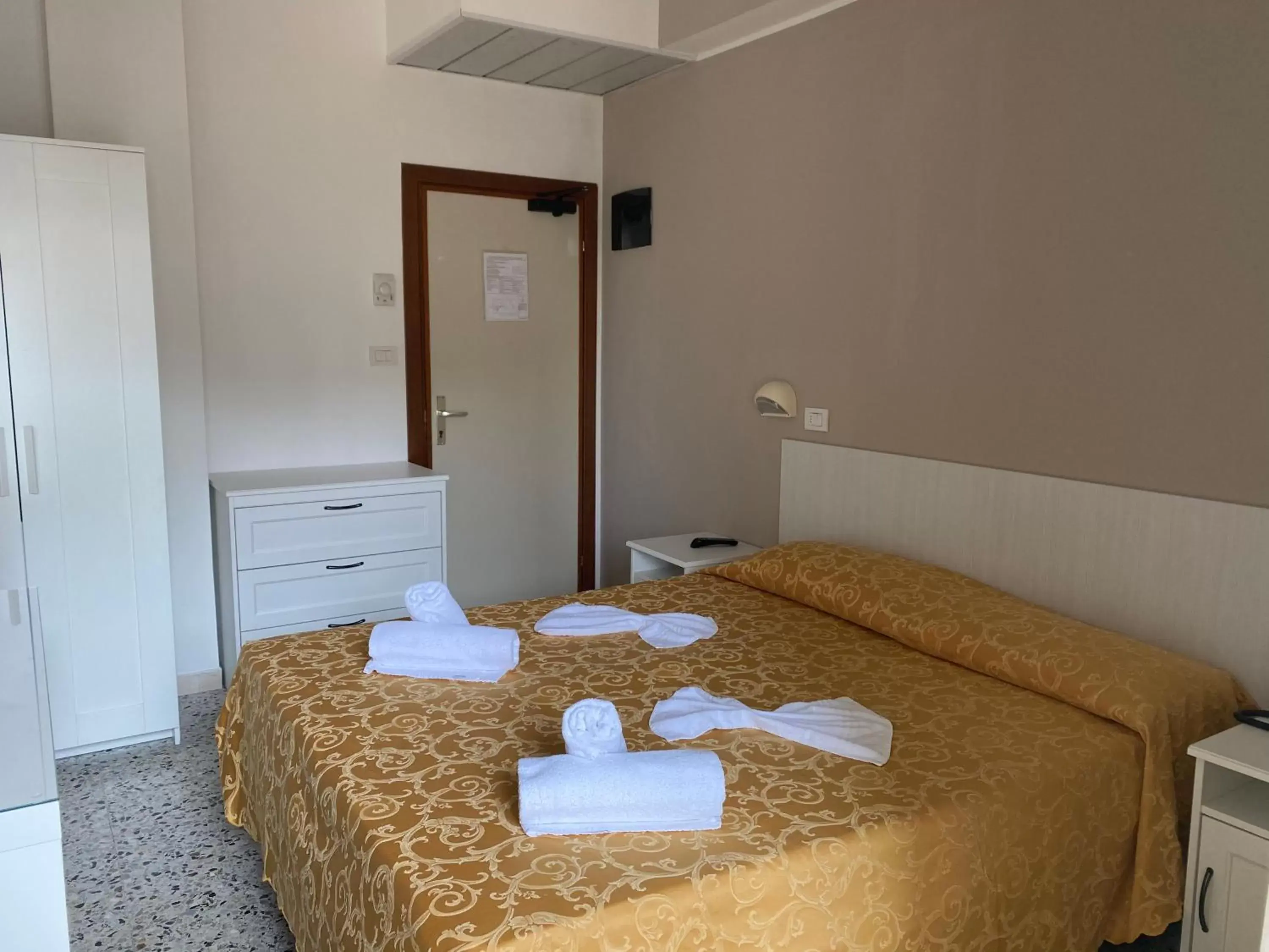 Bedroom, Bed in Hotel Modenese