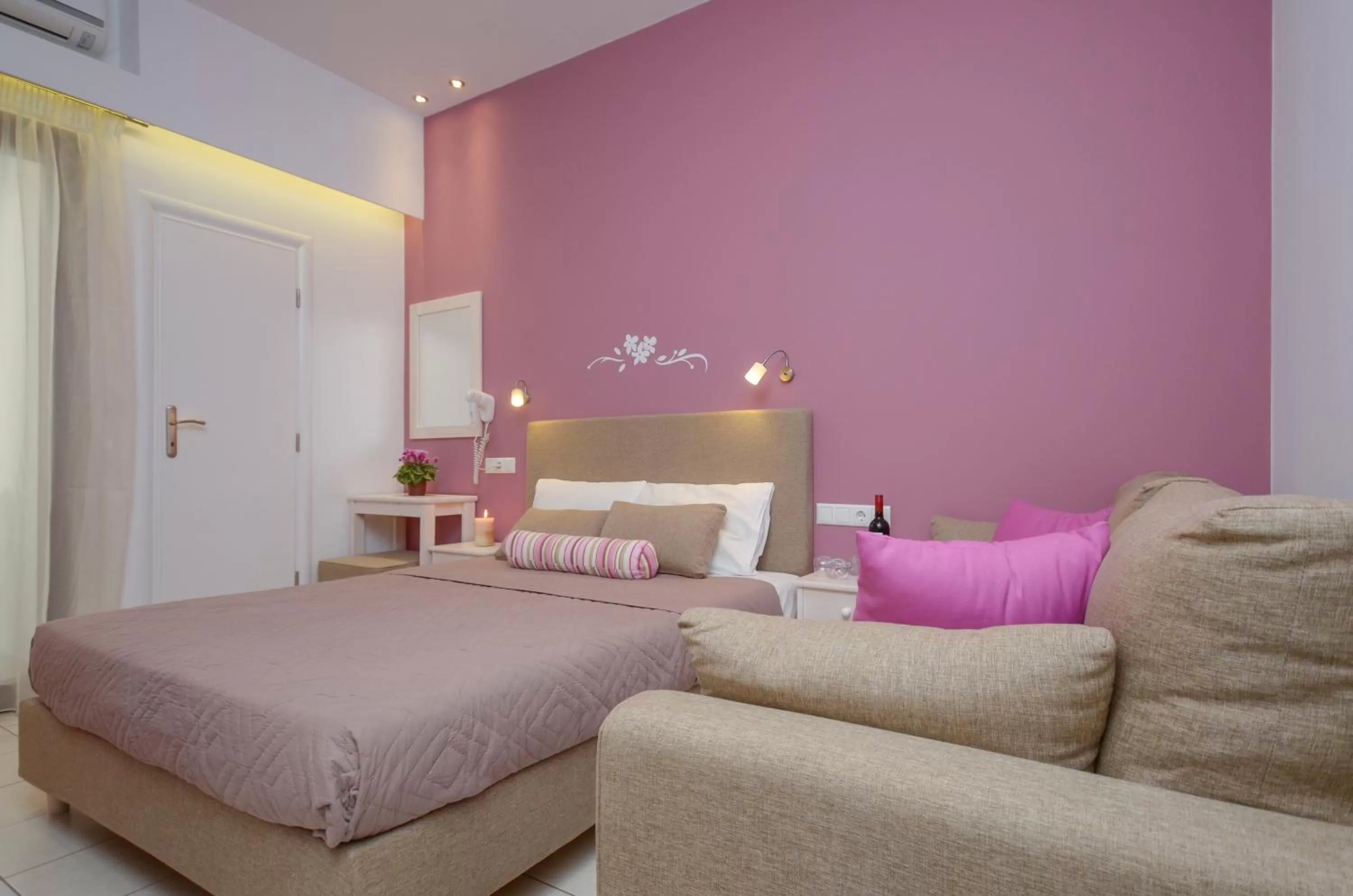 Photo of the whole room, Bed in Panormos Hotel and Studios