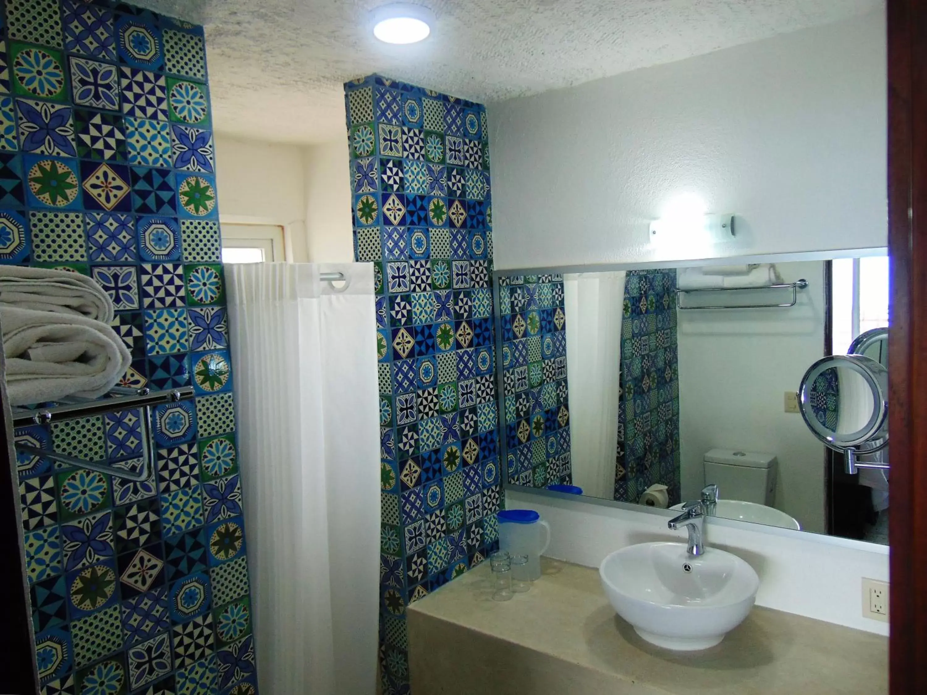 Property building, Bathroom in Hotel Rosita