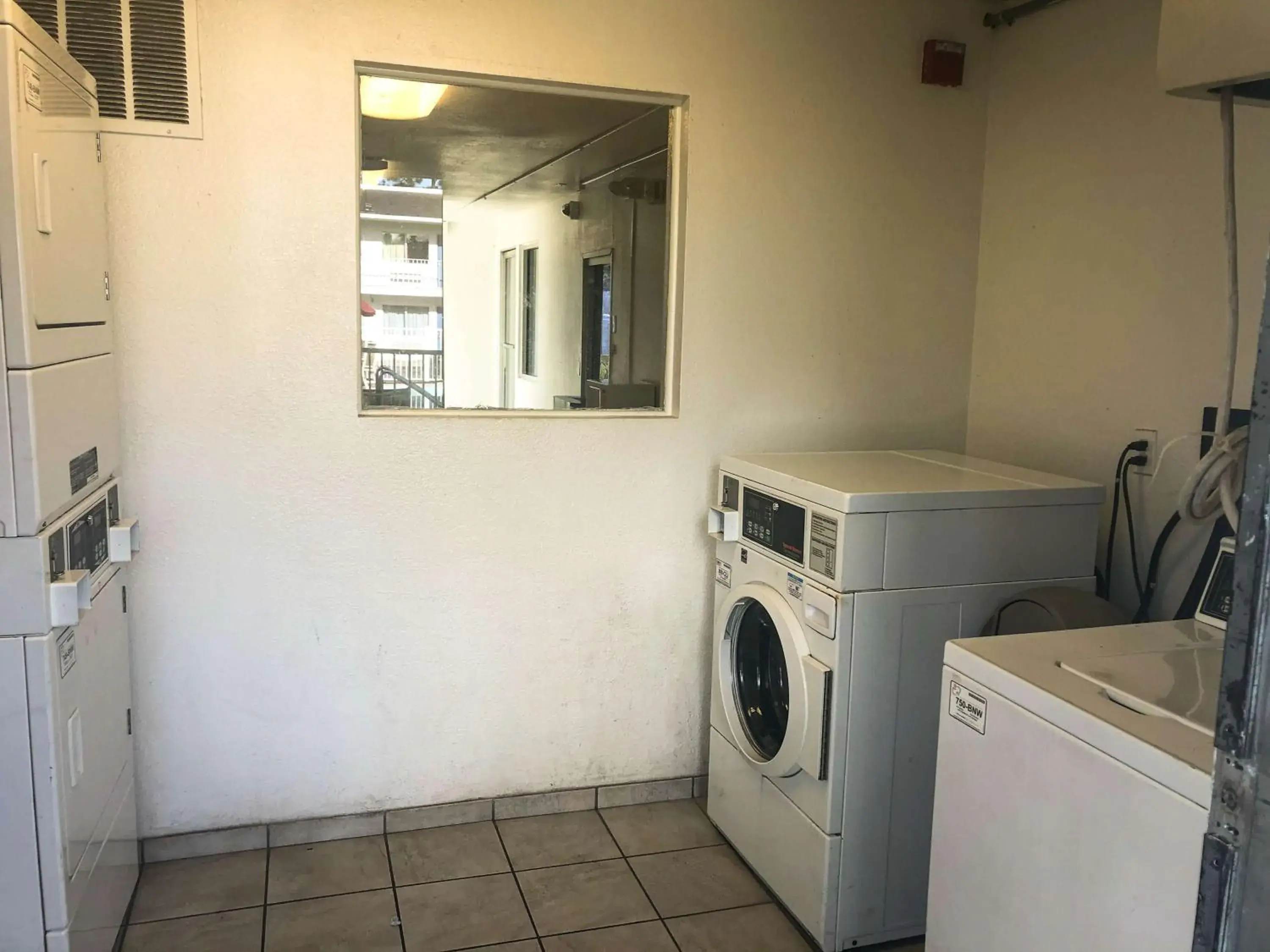 laundry, Kitchen/Kitchenette in Motel 6-Jacksonville, FL - Orange Park