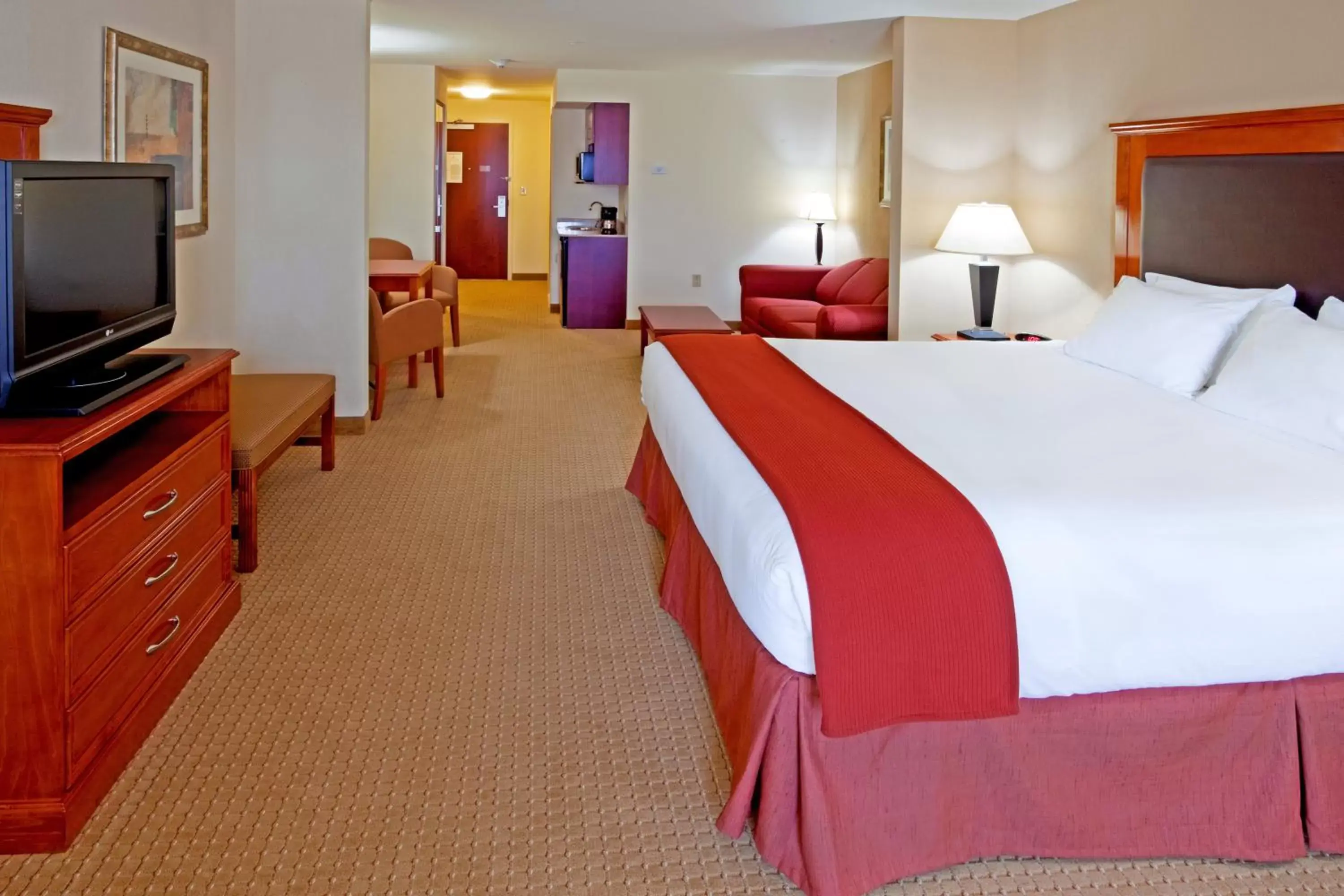 Bedroom, Bed in Holiday Inn Express & Suites Albany Airport Area - Latham, an IHG Hotel
