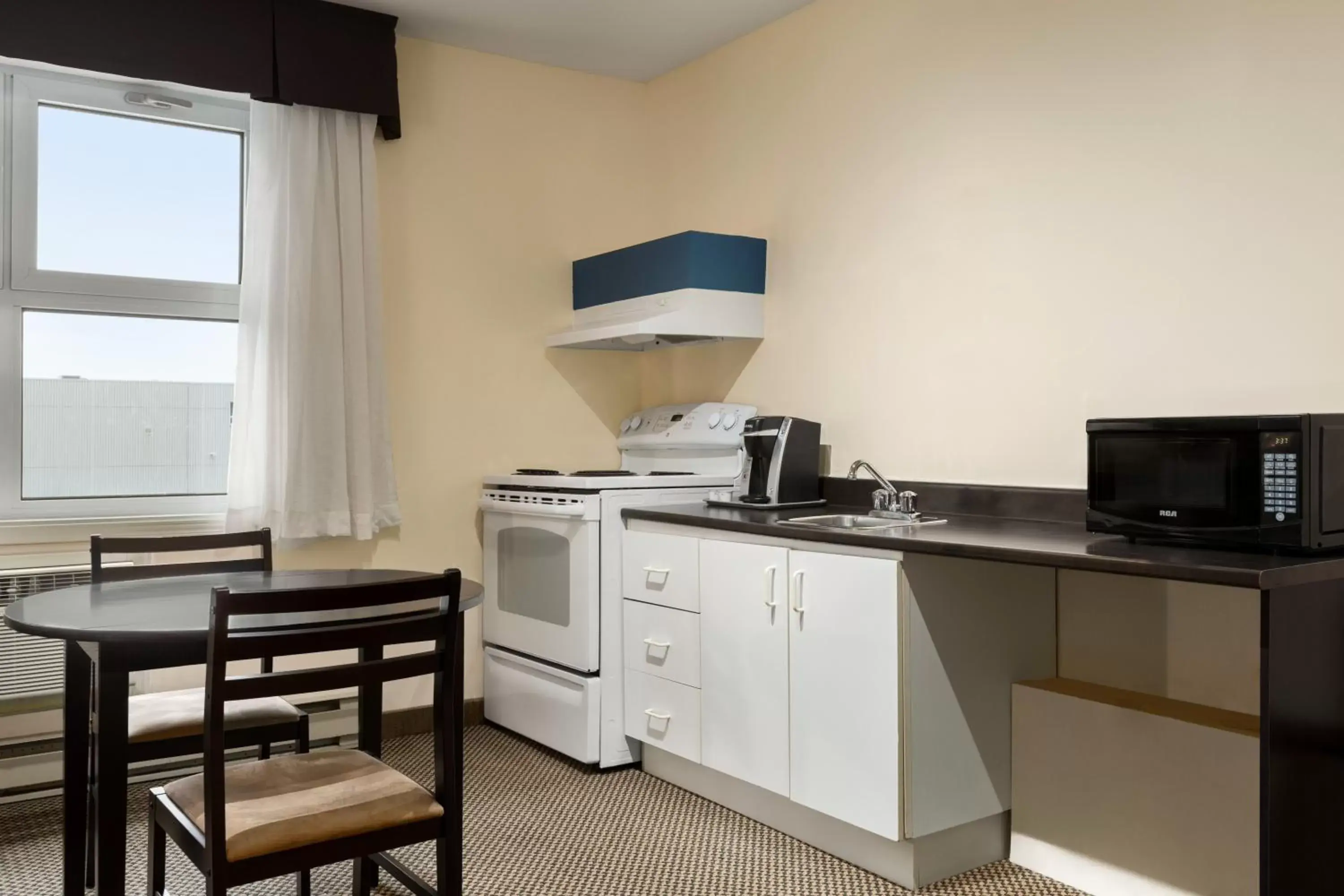 Kitchen or kitchenette, Kitchen/Kitchenette in Days Inn by Wyndham Trois-Rivieres