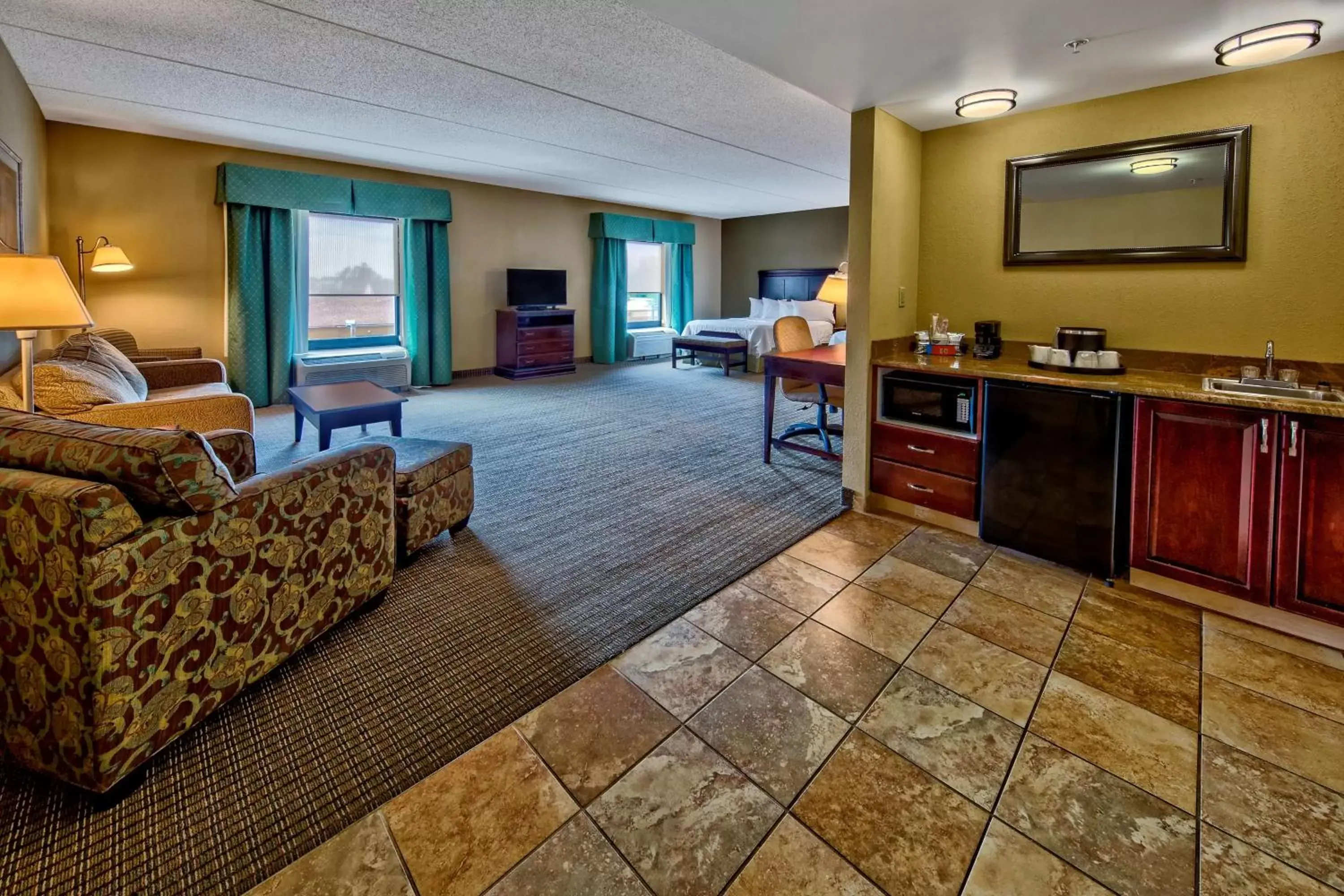 Bed, Seating Area in Hampton Inn Rochester - Irondequoit