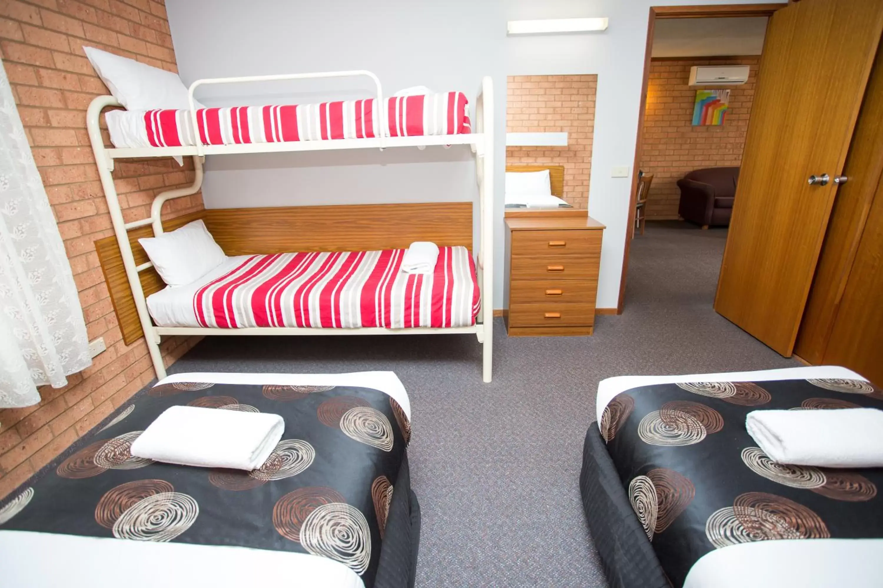 Bedroom, Bunk Bed in Blue Whale Motor Inn & Apartments