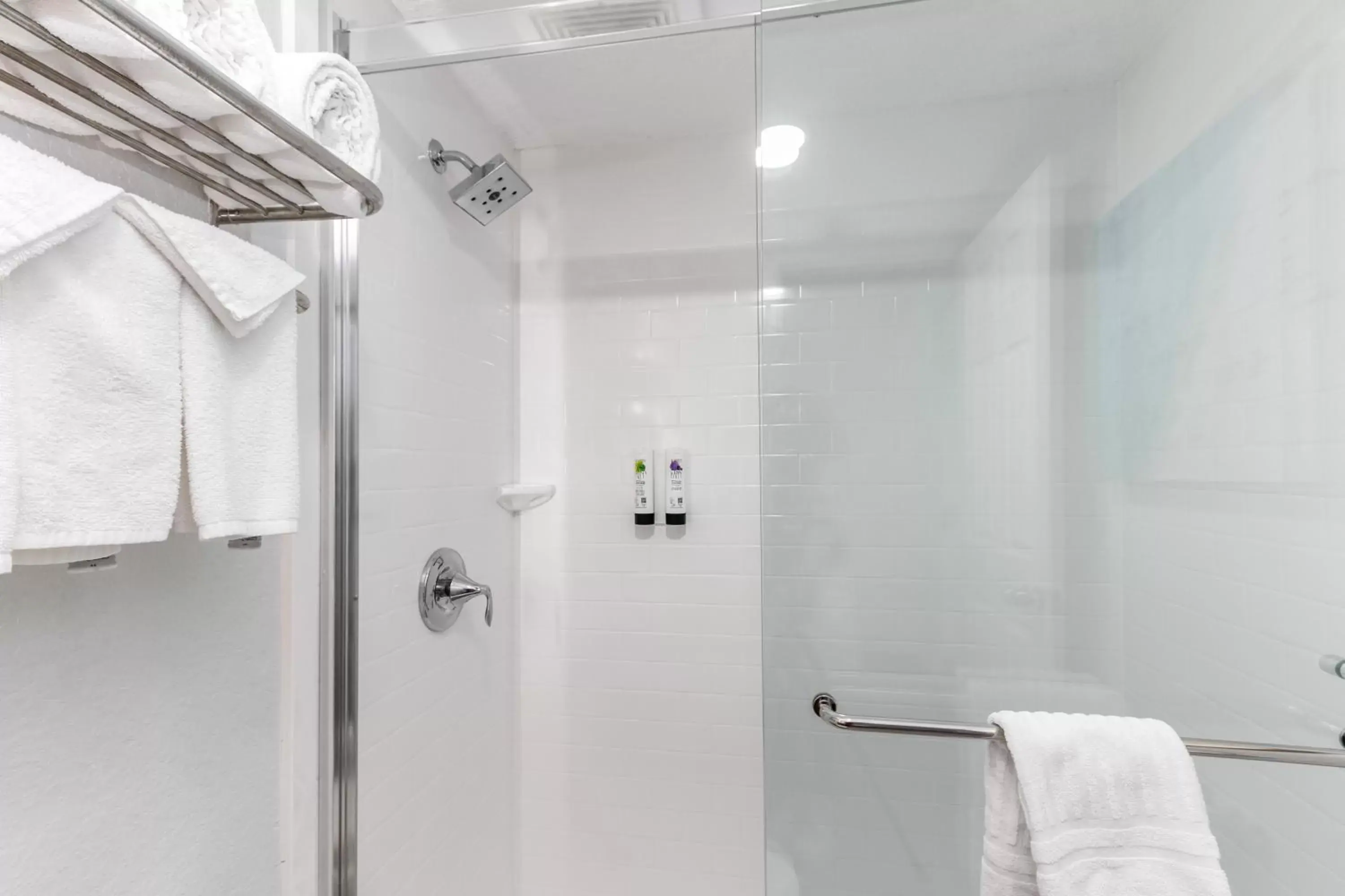 Shower, Bathroom in Winter the Dolphins Beach Club, Ascend Hotel Collection